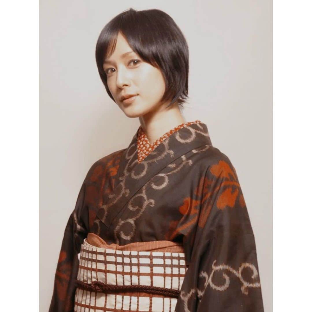 竹中友紀子のインスタグラム：「#アンティーク着物  懐かしい写真シリーズ 14年前。 仕事の拠点を名古屋から東京に移す前にイメージチェンジのためストレートロングだった髪をバッサリ切ったころ。 お着物はアンティークの銘仙。この頃とにかく銘仙が好きで、可愛い柄を見つけては買い漁ってたな^^; 今持っている銘仙のほとんどはこの頃に購入したもの。」