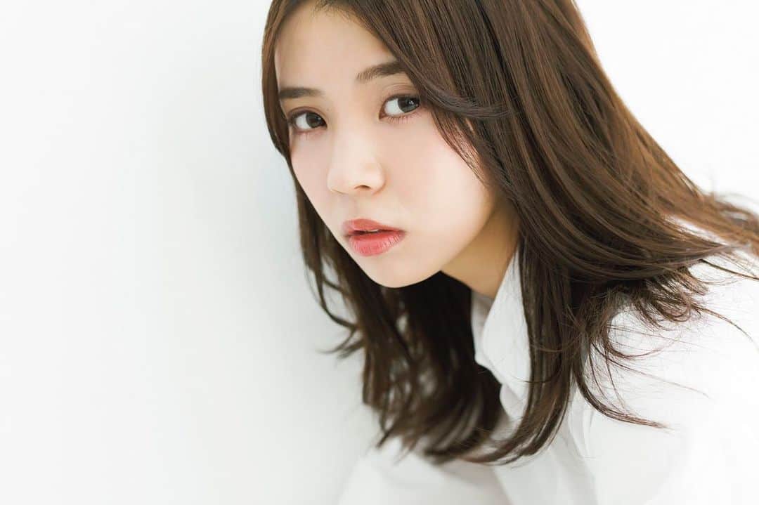 週刊少年マガジンのインスタグラム：「発売中の #マガジン 7号の巻頭グラビアは #欅坂46 の #菅井友香 #小林由依 #原田葵 #尾関梨香 #小池美波 （敬称略） 2020年に向けて駆け出しています！  撮影 / Takeo Dec. スタイリング / 川上舞乃 ヘアメイク / 平松浩幸・新山知佳・mao デザイン / 柳野沙織（ Thir.One inc ） 衣装協力 / HISUI Bernet・RESYURYU KOH’S LICK CURRO・yuumi・ARIA LAYMEE AWABEES」
