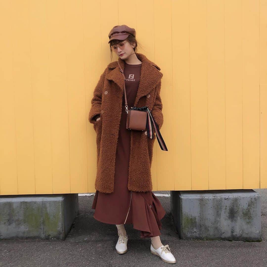 のインスタグラム：「しふくです。☕️ ．  tops  #fendi  skirt  #unitedtokyo  shoes  #bally  outer  #emoda . . ． #きゃのんコーデ#コーデ#コーディネート#私服#fashion#code#coordinate」
