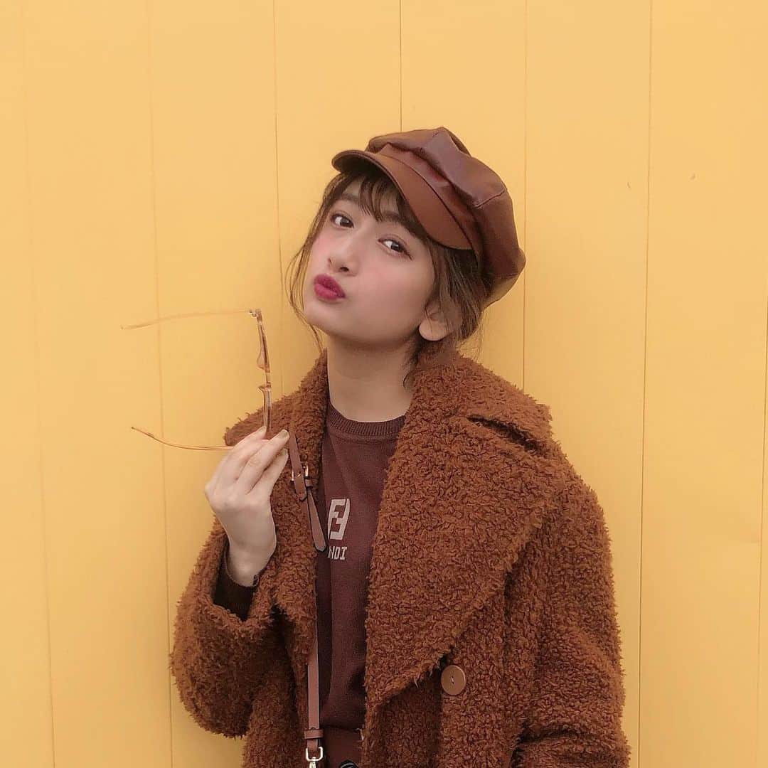 のインスタグラム：「FENDIのトップスお気に入りです🐵 ． ． ロゴが小さい感じが可愛い🥺 ． ． ． #ブラウン#コーデ#コーディネート#ファッション#私服#きゃのんコーデ」