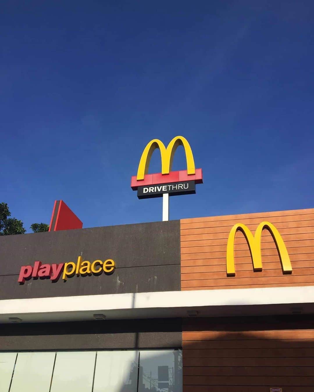 McDonald's Philippinesのインスタグラム：「Heading out like @leeeimineral? Pa-pa-ra-pa-pay us a visit when you see this sign! 😉」