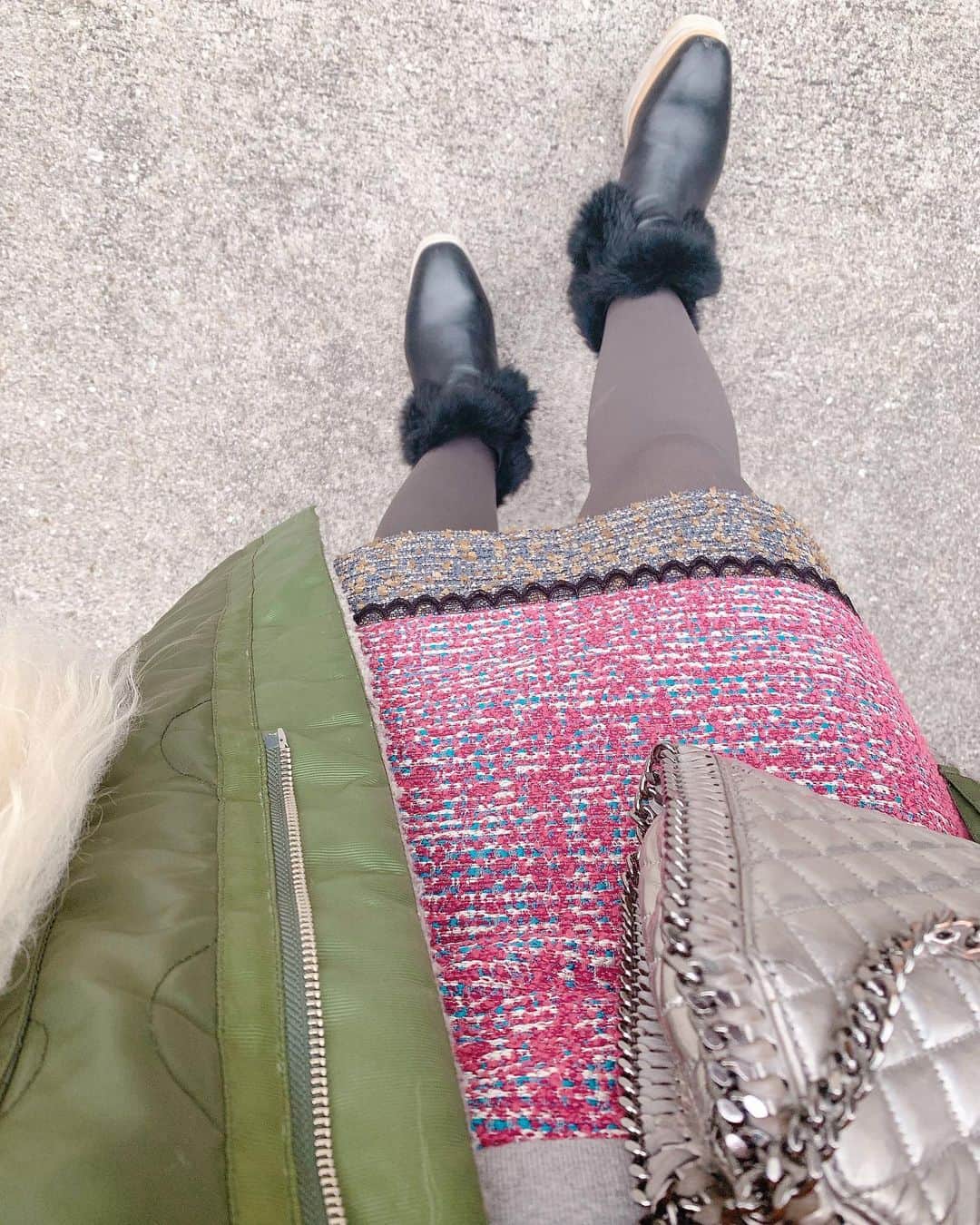 のインスタグラム：「カーキとピンクの組み合わせ昔からスキ💗💚 ・ ・ #いつコ #あしもと倶楽部」