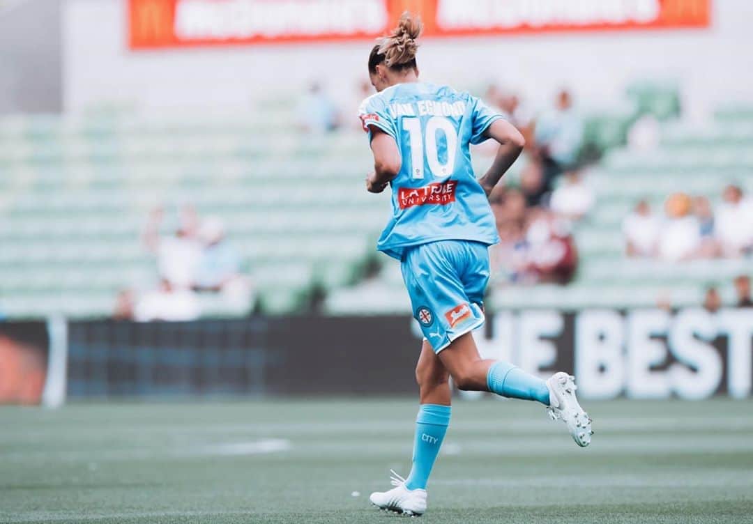 エミリー・バン エグモンドのインスタグラム：「@melbournecity ⚽️」