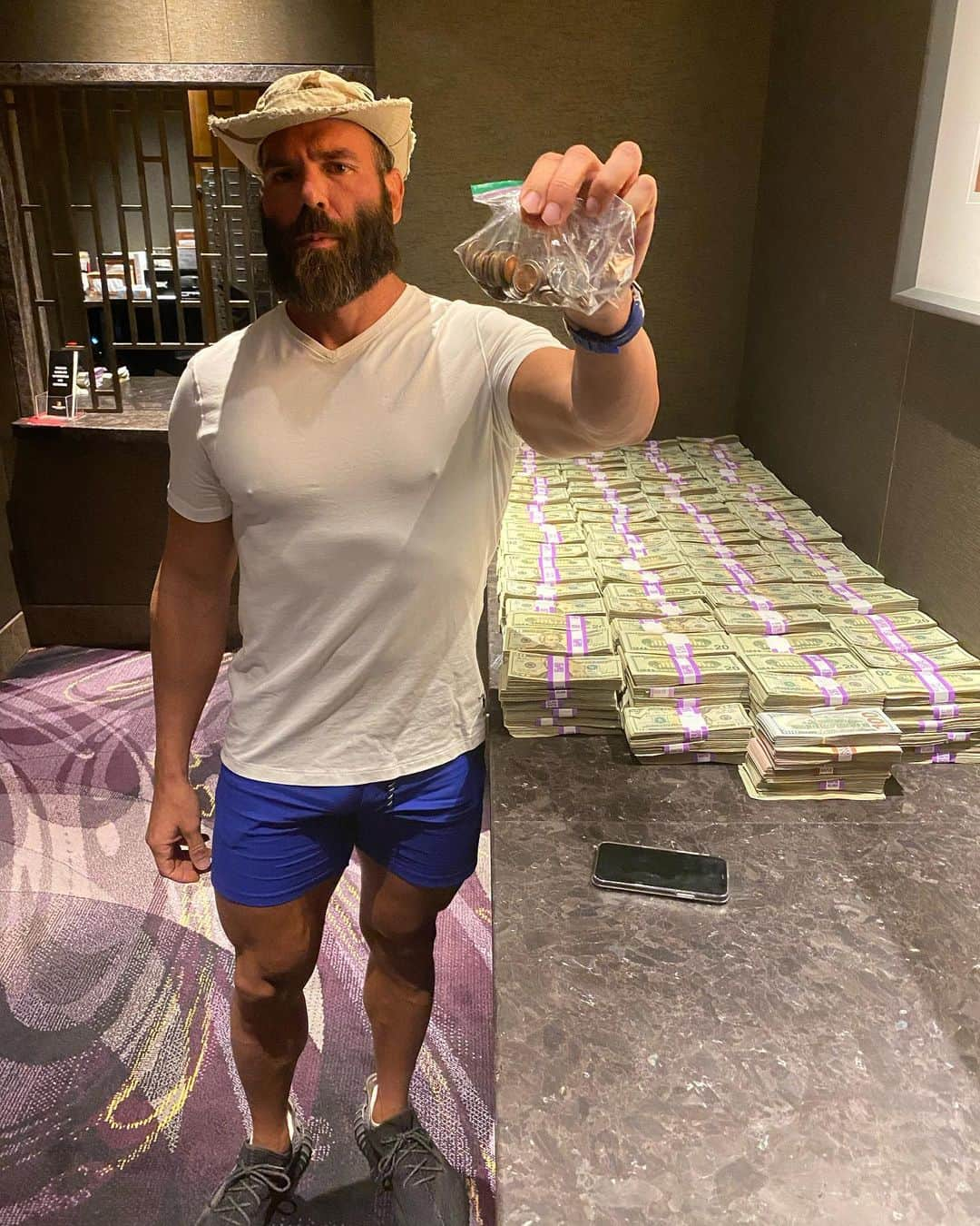 ダン・ビルツァーアンのインスタグラム：「Puttin some pocket change on @cowboycerrone who y’all got?」