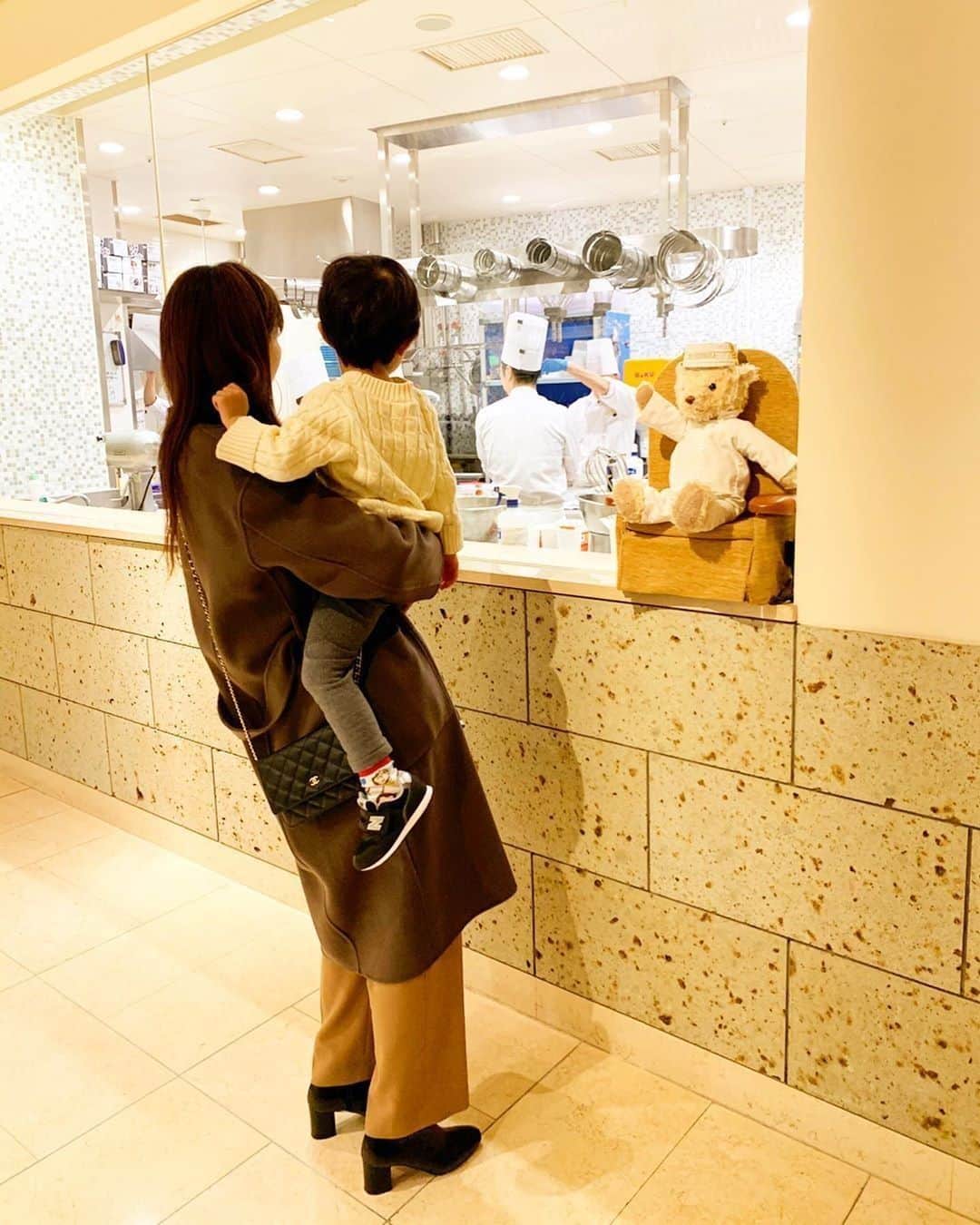 のインスタグラム：「ザ・ペニンシュラ東京地下1階のガラス張りキッチンでは、ペストリーシェフたちが作る様々なスイーツアイテムをご覧いただけます。🍰ぜひお立ち寄りください♪  Our young Peninsula guests love watching our pastry chefs in action through the open kitchen window. Thank you for dropping by, @yuki.s_stagram ! ⠀ #ペニンシュラ東京 #スイーツ #ペストリー #ケーキ作り #ラグジュアリー #ホテル #thepeninsulatokyo #sweets #pastrychef #luxuryhotel」
