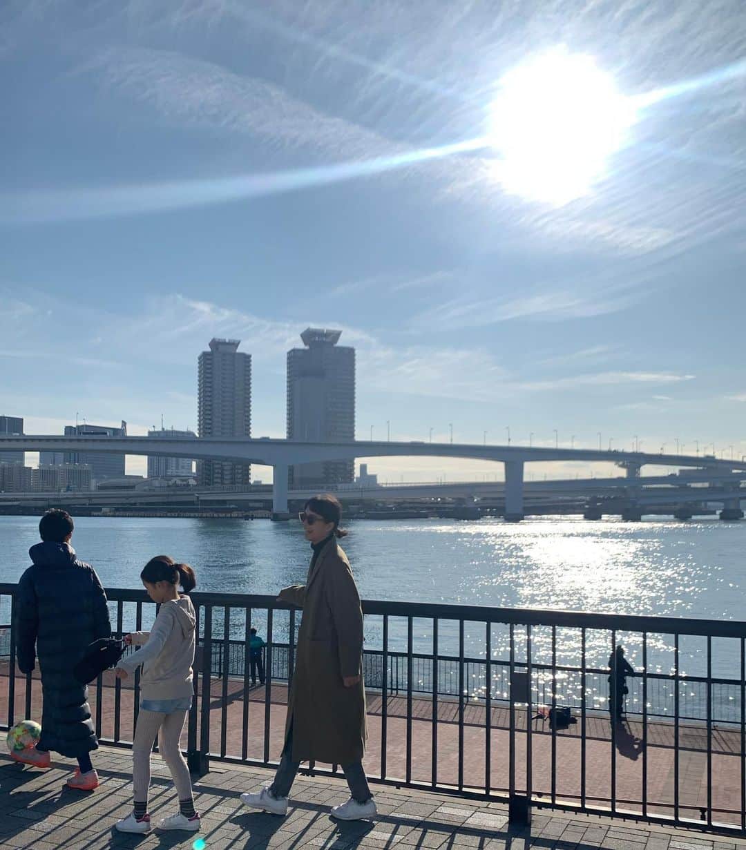 AYUMIさんのインスタグラム写真 - (AYUMIInstagram)「いいお天気☀️ 東京湾、都会の海を娘は湖？ と思ったみたい（笑 . 北海道から上京して23年経っても 大都会の景色を見るたびに、ずいぶんと すごい都会に来たんもんだ〜なんて思う . 空はどこまでもつながっていて 今日もとってもきれいだね✨ . . #東京湾 #都会の海 #いい天気 #光 #今日という日にも感謝して」1月19日 20時28分 - ayumiayunco