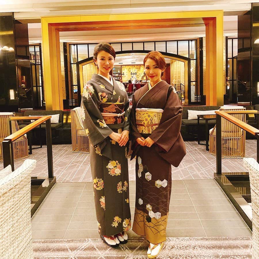 のインスタグラム：「#お着物 投稿ラストは @emiyoga_m とキャッチアップ✨ ・ 私がその前の時間着物だから…と伝えてたら、何と自前の着物を自分で着付けてきたと❤️ ・ その器用さとフットワークの軽さが素晴らしい😭✨ ・ エミさんとはこれまでも何度かコラボイベントをしてきましたが、また何かしらの形でご一緒できそう🌈楽しみ🥰 ・ #yoga #ヨガ #yogainstructor #ヨガインストラクター #看護師 #コーチ #coach #nurse #coaching #コーチング #雅叙園 #着物 #kimono」
