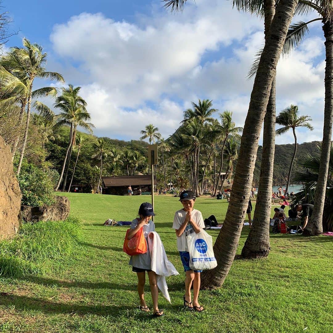 福吉 彩子さんのインスタグラム写真 - (福吉 彩子Instagram)「働くかあさんのハワイ・コーデ ハナウマ・ベイでシュノーケリング 前日に#splashhawaii で購入したワンピースを水着の上に羽織って よく見たらマツコ的シルエット😵　 ハワイに来たら、ファッションもメイクもナチュラルになるね〜🌴 #ワーママ #ワーママコーデ #働くかあさん  #プチプラコーデ #プリプラコーデ #Domani #ドマーニ #雑誌ドマーニ #Domanist  #domanimagazine  #hawaii #ハワイ #ハワイ旅行」1月19日 20時32分 - fuku44aya