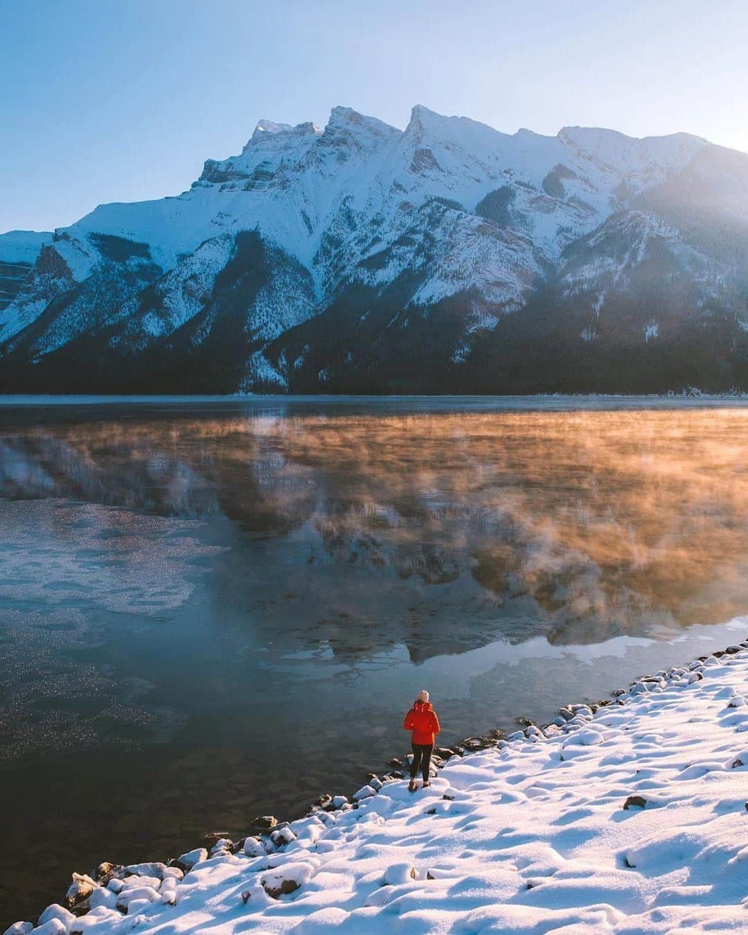 9GAGさんのインスタグラム写真 - (9GAGInstagram)「This is why you should visit Canadian Rockies during winter season. ❄️Follow @voyaged for more winter adventures ☃️ | By @harrisoncandlin - #voyaged #travel #9gag」1月19日 19時07分 - 9gag
