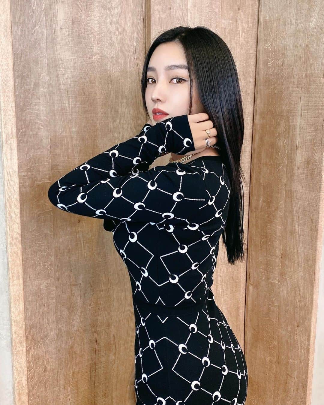 megbabyのインスタグラム：「髪のびた🖤🤍」