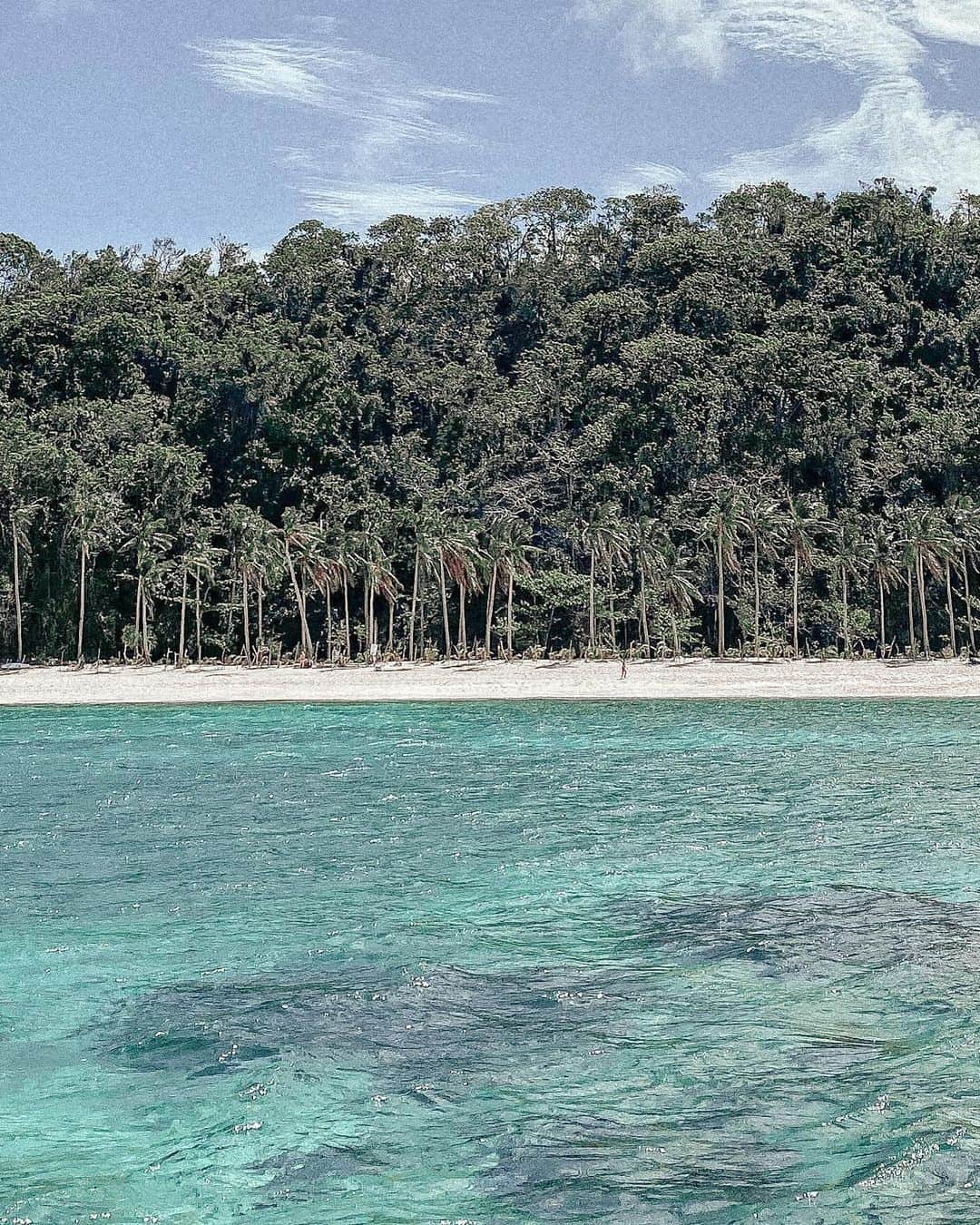 Manamiのインスタグラム：「🌴🌴🌴🌴 去年半年間、島を閉鎖していたボラカイ🇵🇭 観光客が増えすぎて、自然環境の汚染や 違法な宿泊施設の建設などが理由だったんだって。 今は観光客の制限や ビーチでのゴミ捨て、飲酒、喫煙、たき火、 パーティーの禁止を徹底しているみたい✨ 世界の色んな国や島で自然が守られるといいな🥺✨」