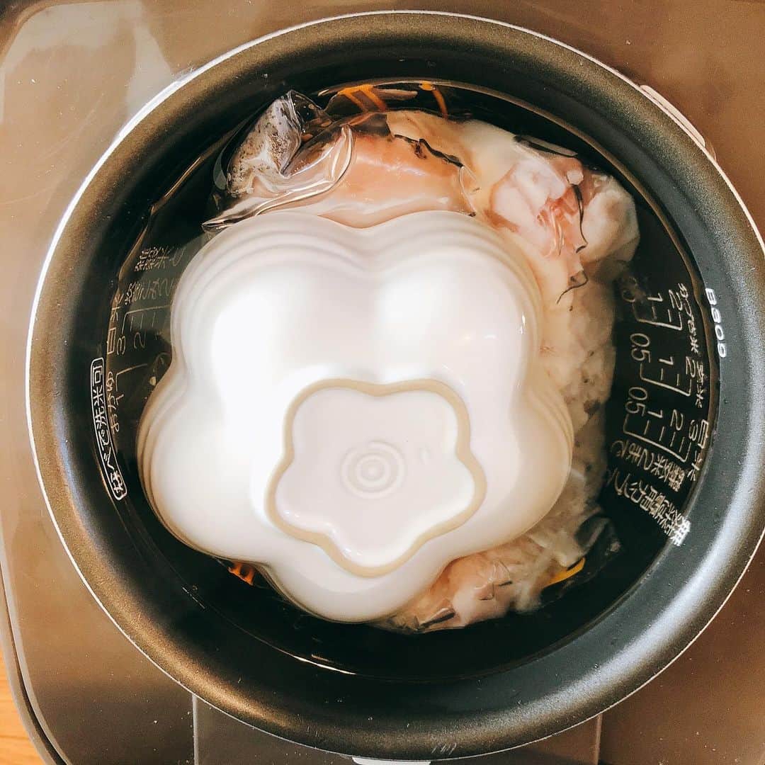 松本翔さんのインスタグラム写真 - (松本翔Instagram)「OFFの2時間集中して作り置きします。という名の、一応アスリートなので、シンプルに茹でる炒める和える蒸す、、料理というより準備🤔？笑﻿ ﻿ 何か質問あればどうぞ📝﻿ ﻿ 炊飯器の鶏ハム改めて自分でやるとやっぱ最強だなと実感😎﻿ とにかくやってみてください騙されます。良い意味で。 ﻿ 近々、またフレスケスタイ作ります🥩﻿ めちゃくちゃ好きになったフレスケスタイ🇩🇰﻿ ﻿ #松本食堂 #高知 #おうちごはん #お家ごはん #作り置き #自炊 #料理 #手料理 #簡単ご飯 #シンプル料理 #お弁当おかず #料理男子 #男子ごはん #自炊アスリート #アスリートフードマイスター #フレスケスタイ #鶏ハム #炊飯器レシピ #ポリヤル #2時間 くらい #女子力 という言葉 #禁句 です #身体のため の #準備 です #大福 美味しい﻿ #日曜市 の餅屋さん」1月19日 19時02分 - matsumotosho444