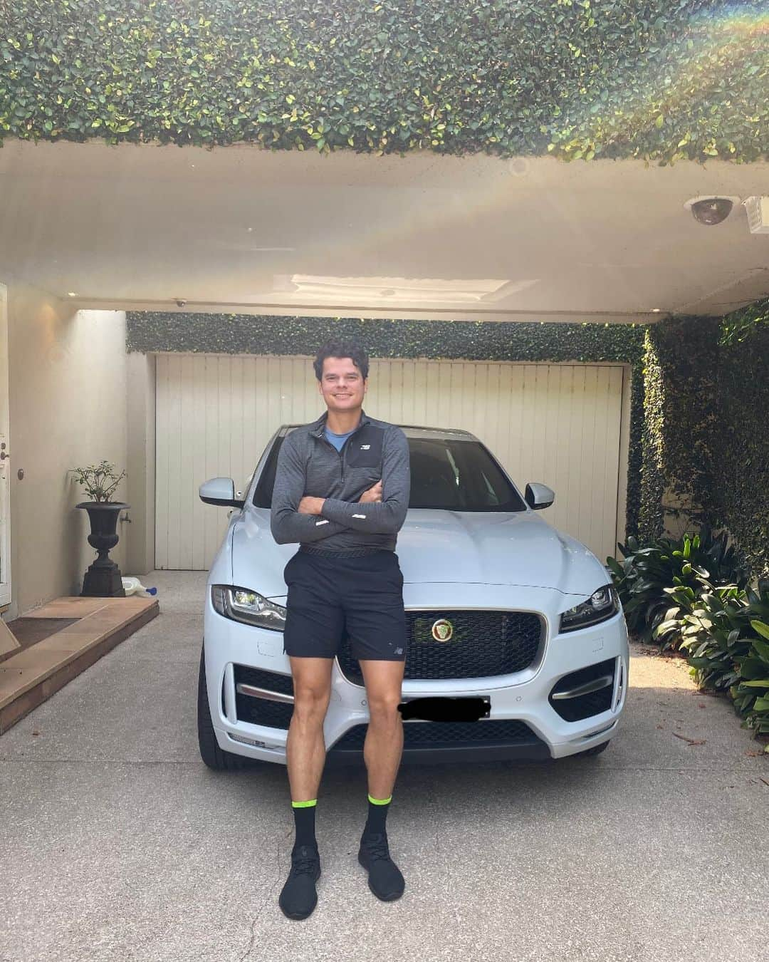 ミロシュ・ラオニッチのインスタグラム：「I’m excited to get going tomorrow with my first match. Hoping the weather holds off.  Thank you to @jaguaraustralia for taking care of me here in Melbourne. #jaguarAustralia」