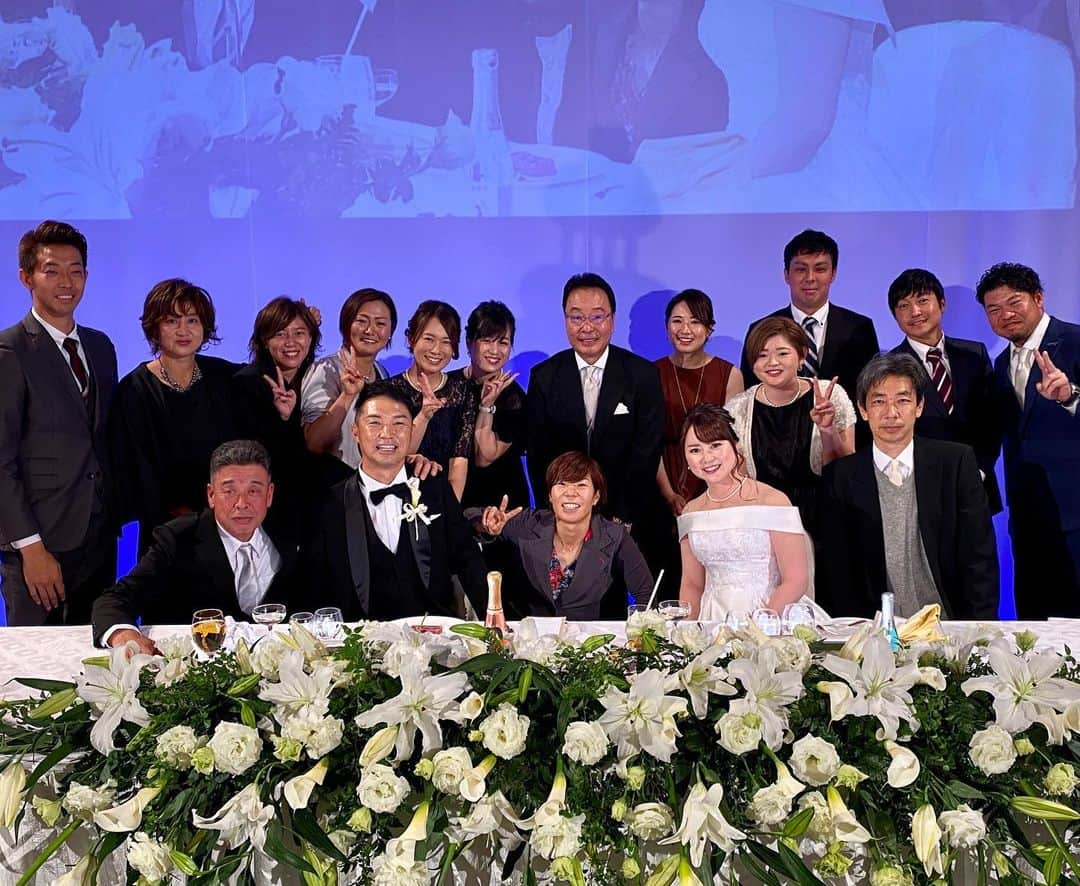 川満陽香理のインスタグラム：「石井さんご結婚おめでとうございます😊  ティファニーブルーと笑顔と笑い声いっぱいの楽しい素敵なお式でしたー‼︎ 末永くお幸せに🧡  昨日今日と幸せカップルを見て、私も改めてパートナーに感謝…！ 頑張ろう☺️☀️」