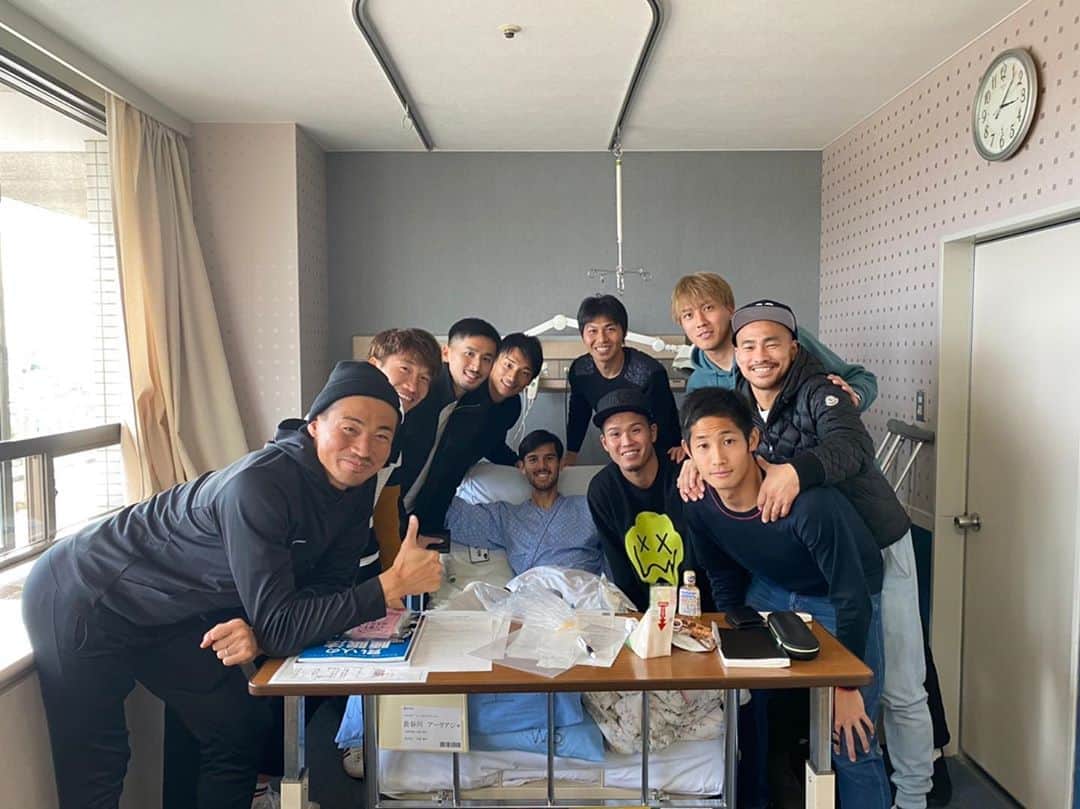 のインスタグラム：「アーリアくん！！たかしくん！！ 練習で試合でバチバチできるの楽しみに待ってます🤩🤩 #やかましすぎるたかしくん #寂しくなるなぁ #練習でマッチアップするとバチバチなアーリアくん #少しでも早い回復待ってます #こうすけくんとアーリアくんで人生について語りたいなぁ #名古屋グランパス」