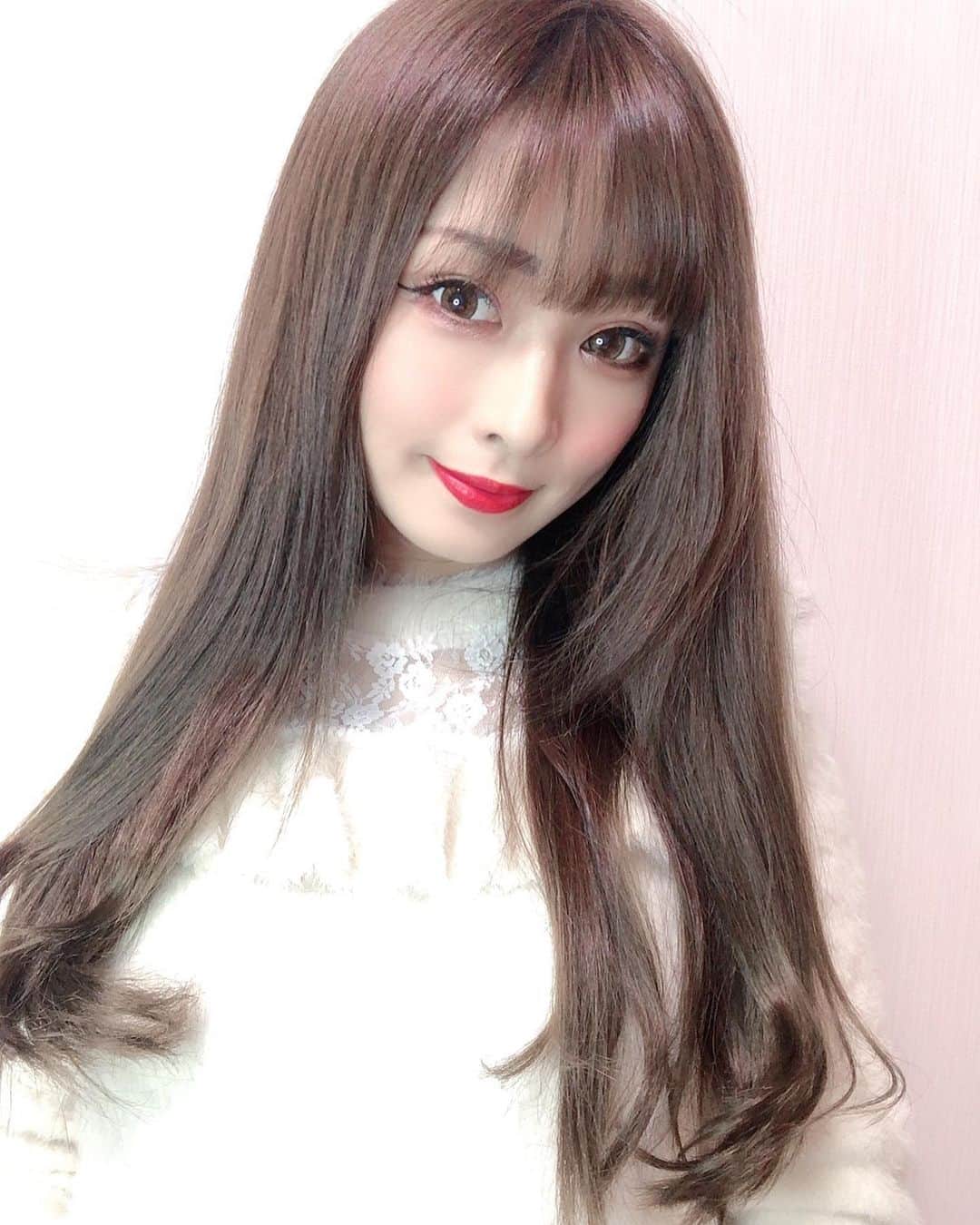 のインスタグラム：「今日は美容院💇‍♀️ ちょとだけ前髪つくてきたよ🧏🏼‍♀️✨ どうかな？👩🏻💕 . . #Fujiko#髪型#前髪久しぶり#前髪#髪色#髪色も変えたけど#あまり変わらない#サラサラヘアー」