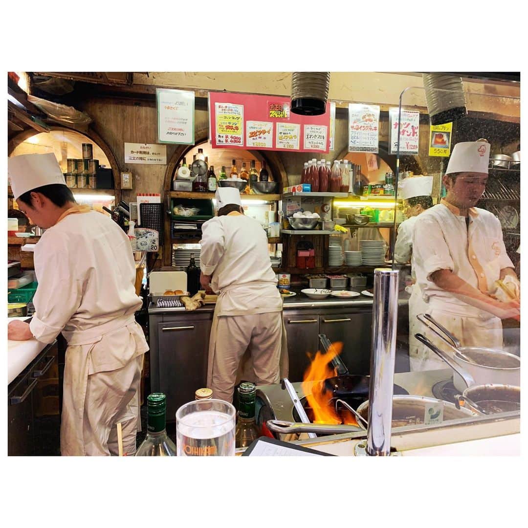 愛可さんのインスタグラム写真 - (愛可Instagram)「・ 久々に来ました 浅草にある、昔ながらの洋食屋さん『ヨシカミ』に。 ・ ・ ここに来てカウンターに座れたらラッキー！ キッチンの目の前なので、コックさん達による完璧なフライパンさばきと盛り付けに、つい魅入ってしまいます。 大きな炎をあげてのお肉を焼く姿は、もはやイリュージョン🔥 ・ ・ 私はカニコロッケで、旦那はんはいつものビーフカツレツを  手間を惜しまないお料理で、安定の美味しさ💓  今回も幸福度MAXでした！ ・ ・ いつも混んでいるので、ランチでもディナーでも 少し早めの時間がオススメです。 ・ ・ #ヨシカミ　#浅草グルメ　#愛可老舗クルーズ　#asakusa #日本の洋食」1月19日 19時12分 - aikick
