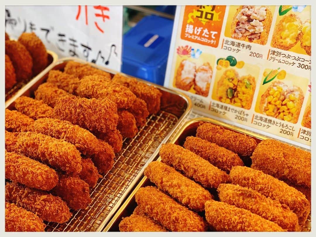 知華さんのインスタグラム写真 - (知華Instagram)「2020.01.19 #ふるさとまつり東京2020 へ。 2日連続行って、 日本中の美味しいものを食べました😋 北海道の食べ物がダントツだったかな…。 じゃがバター、ジンギスカン、 アスパラベーコンスティック、コロッケ、かき氷、 信州のおやき、 秩父のフルーツわたああ、 沖縄のソーキそば、 沢山食べたなぁ（笑） 東京ドームへXJAPAN以外のライブで来たのは、 私が幼稚園のときの 父の会社の運動会だったかな。 後ろの方の席で全体像を観ながら 会場を楽しむのも良いなと思いました。  でも#東京ドーム公演はない #ふるさと祭り #食い倒れ#日本横断 #ご当地グルメ#美味しかった #tomocagourmet #tokyo#japan#東京 #東京ドーム#人混み #すごい  #松尾ジンギスカン #中標津しいたけ  #海鮮丼 #ふわふわゆきいちご  #じゃがバター #ポロカラ #ザンギ  #北斗流ザンギ  #ソーキそば #おやき #フルーツわたあめ  #秩父 #沖縄  #グルメ」1月19日 19時12分 - tomoca1204