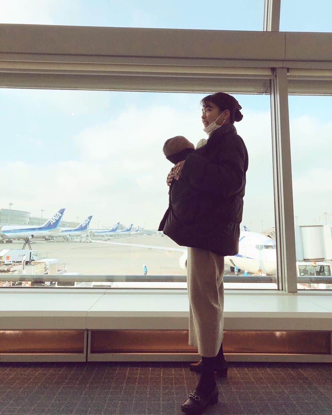 酒匂彩名さんのインスタグラム写真 - (酒匂彩名Instagram)「: 赤ちゃんと飛行機について質問を受けたのでこちらに🛫 今回のフライト時間は1時間半ほど。 息子の月齢は6〜7ヶ月程度(修正月齢) 利用航空会社はANAです！ やって良かった事は : ✔︎離陸時に飲ませられるミルクを用意。 ✔︎おしゃぶり、お気に入りのおもちゃ、絵本を持参。 ✔︎ベビーベッドを設置してもらう。 : です！ : 先輩ママ達からの情報で、 赤ちゃん達は離着陸時の耳抜きがうまく出来なくて泣いちゃっているみたいなので、 ミルクやおしゃぶりをする事により耳抜きが出来るという話を聞いていたので、 しっかり用意して乗り込みました！ : 特に離陸時の方がしんどいそうなので その時間帯にちょうどミルクを飲んでくれるよう前回の飲む時間を調節。 子連れ客には確認がありますが赤ちゃん用の液体は 持ち込みが可能なので安心して下さい☺️ : 着陸時は流石に1時間後じゃ飲まないので、 おしゃぶり加えさせながら絵本読んだり、 おもちゃであやしながら着陸に挑みました！ : それから簡易ベビーベッド(バシネット)を設置してもらいました！ ずっと抱っこだと息子も動きづらく、キツかったと思うのですが、 横になれておもちゃで遊べて、足も動かせたので、楽しそうでした☺️ 10キロまでが目安ですが… 7キロほどの息子で程よいサイズだったので 10キロ近い子は逆にキツイかもしれないなぁ…とも思います。 : 飛行機内はBABYBJORNの抱っこ紐で入り、 (エルゴ もありますが、エルゴだと着用した状態で隙間からミルクを飲ますのが難しかったので抱っこ紐着用のままでミルクを飲ませやすいビョルンを使用) その状態で離陸する直前ぐらいからミルクを飲ませだし、 上空に上がりきるぐらいまでは飲ませて(哺乳瓶をくわえさせて)ました！ シートベルト着用サインが消えたら抱っこ紐をはずしてベッドに寝かせました！ : フライト中には全く寝てくれなかったけど(笑) 泣かず、ぐずらず、上手に飛行機に乗れたので私もホッとしました🥺 後ろの座席の奥様にも、CAさんにも偉かったねーっと言われて息子もちょっぴり嬉しそうでした☺️笑 : ちなみにANAではCAさんに哺乳瓶と粉ミルクを渡すと、 適温でミルクを作ってきてくれます🍼 一応お湯持ち込んだけれど…粉と哺乳瓶だけでも大丈夫だったかな☺️ 液体ミルクを温めるのは難しそうだったので(冷めたから温めるとかが出来なかったので) あったかいのが好きならば粉か固形のやつを持って行って下さいね🙋‍♀️ : 完母の方は授乳ケープがあると良いかと思います🤱 それでも周りの目が気になる場合は哺乳瓶慣れをさせておくのが良いかなー…。 たぶん、JALも似たようなサービスがあるはずなので、 飛行機に乗る際は各航空会社で問い合わせてみて下さい！ : #ANA #飛行機 #赤ちゃんと飛行機 #頑張ってくれて有難う #よく出来ました #0歳から飛行機 #上手に乗れました #しかし親は一苦労です #肩凝った　笑」1月19日 19時34分 - ayanasakoh