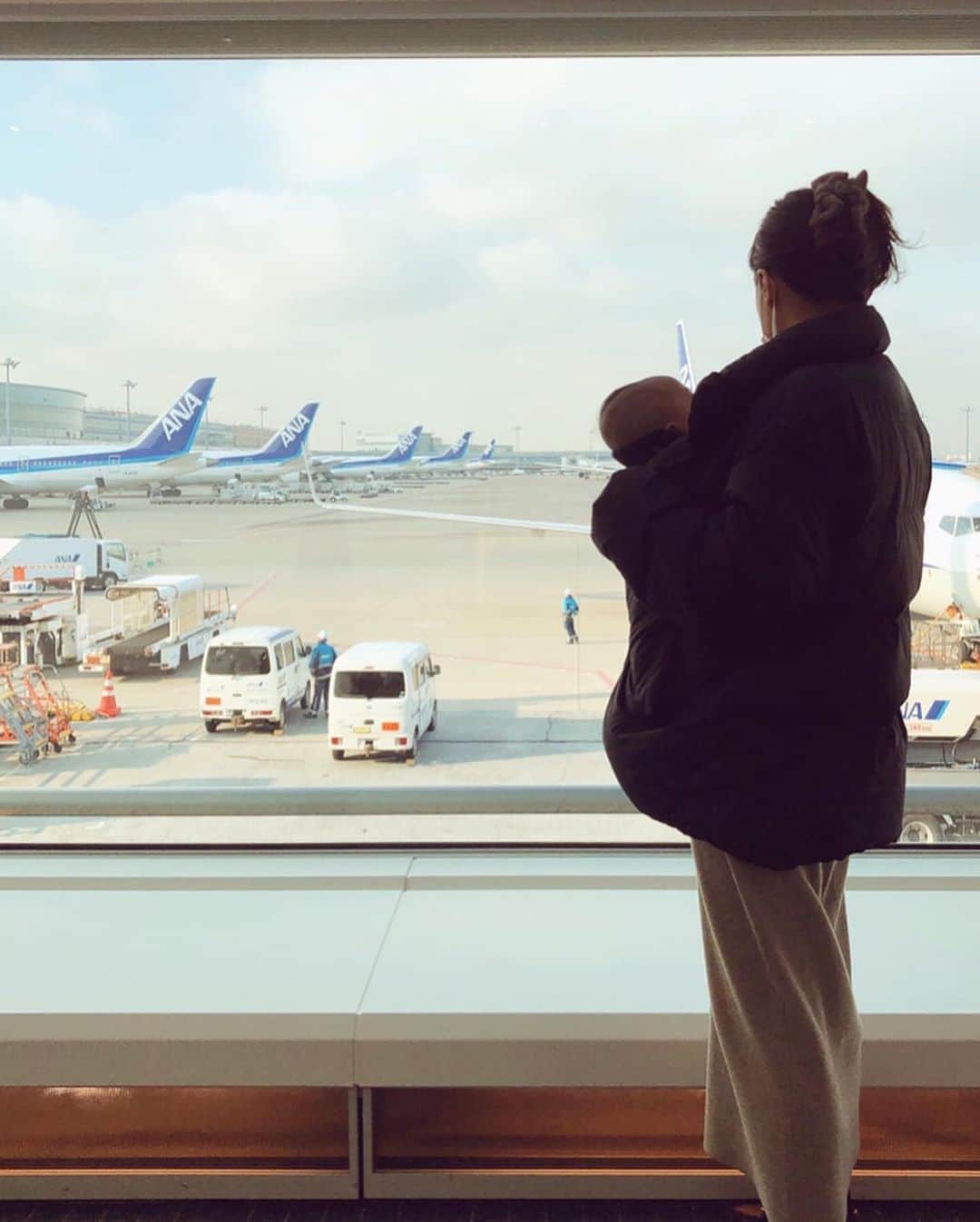 酒匂彩名さんのインスタグラム写真 - (酒匂彩名Instagram)「: 赤ちゃんと飛行機について質問を受けたのでこちらに🛫 今回のフライト時間は1時間半ほど。 息子の月齢は6〜7ヶ月程度(修正月齢) 利用航空会社はANAです！ やって良かった事は : ✔︎離陸時に飲ませられるミルクを用意。 ✔︎おしゃぶり、お気に入りのおもちゃ、絵本を持参。 ✔︎ベビーベッドを設置してもらう。 : です！ : 先輩ママ達からの情報で、 赤ちゃん達は離着陸時の耳抜きがうまく出来なくて泣いちゃっているみたいなので、 ミルクやおしゃぶりをする事により耳抜きが出来るという話を聞いていたので、 しっかり用意して乗り込みました！ : 特に離陸時の方がしんどいそうなので その時間帯にちょうどミルクを飲んでくれるよう前回の飲む時間を調節。 子連れ客には確認がありますが赤ちゃん用の液体は 持ち込みが可能なので安心して下さい☺️ : 着陸時は流石に1時間後じゃ飲まないので、 おしゃぶり加えさせながら絵本読んだり、 おもちゃであやしながら着陸に挑みました！ : それから簡易ベビーベッド(バシネット)を設置してもらいました！ ずっと抱っこだと息子も動きづらく、キツかったと思うのですが、 横になれておもちゃで遊べて、足も動かせたので、楽しそうでした☺️ 10キロまでが目安ですが… 7キロほどの息子で程よいサイズだったので 10キロ近い子は逆にキツイかもしれないなぁ…とも思います。 : 飛行機内はBABYBJORNの抱っこ紐で入り、 (エルゴ もありますが、エルゴだと着用した状態で隙間からミルクを飲ますのが難しかったので抱っこ紐着用のままでミルクを飲ませやすいビョルンを使用) その状態で離陸する直前ぐらいからミルクを飲ませだし、 上空に上がりきるぐらいまでは飲ませて(哺乳瓶をくわえさせて)ました！ シートベルト着用サインが消えたら抱っこ紐をはずしてベッドに寝かせました！ : フライト中には全く寝てくれなかったけど(笑) 泣かず、ぐずらず、上手に飛行機に乗れたので私もホッとしました🥺 後ろの座席の奥様にも、CAさんにも偉かったねーっと言われて息子もちょっぴり嬉しそうでした☺️笑 : ちなみにANAではCAさんに哺乳瓶と粉ミルクを渡すと、 適温でミルクを作ってきてくれます🍼 一応お湯持ち込んだけれど…粉と哺乳瓶だけでも大丈夫だったかな☺️ 液体ミルクを温めるのは難しそうだったので(冷めたから温めるとかが出来なかったので) あったかいのが好きならば粉か固形のやつを持って行って下さいね🙋‍♀️ : 完母の方は授乳ケープがあると良いかと思います🤱 それでも周りの目が気になる場合は哺乳瓶慣れをさせておくのが良いかなー…。 たぶん、JALも似たようなサービスがあるはずなので、 飛行機に乗る際は各航空会社で問い合わせてみて下さい！ : #ANA #飛行機 #赤ちゃんと飛行機 #頑張ってくれて有難う #よく出来ました #0歳から飛行機 #上手に乗れました #しかし親は一苦労です #肩凝った　笑」1月19日 19時34分 - ayanasakoh