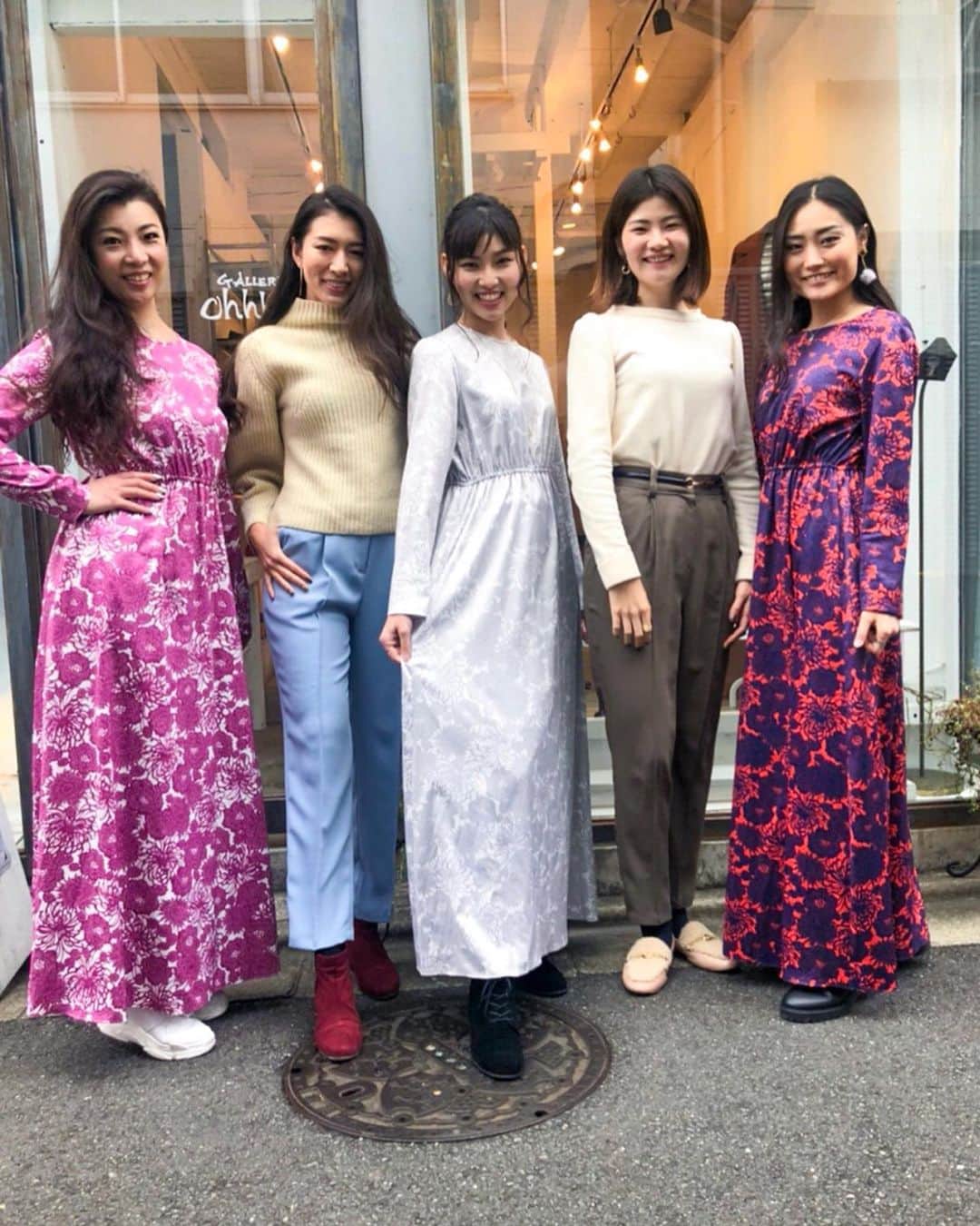 i_am_happpyのインスタグラム：「. . 高身長女子のためのセミオーダーブランド @ateyaka.official のPOP  UPへ💛 入った瞬間ワクワクして素敵空間だった👠 ワンピースやコートを試着させてもらったけど、 丈感に感動😭探し求めても出会えることないもん！笑 しかも！丈、袖丈、肩幅も無料でお直ししていただけます‼️ちなみに1枚目のみんなの身長は、172、176、175、180、170です💛 . 高身長あるあるだと思うけど、トップスとパンツの丈足りない、コートの丈短い、スカートの丈中途半端とかそんな悩みを一瞬で吹き飛ばしてくれた🤣💕 前は仕方なく諦めて買ってたけど、最近は直感でいいと思ったものだけ買うようにしてる🙆‍♀️迷ったら買わない笑  身長あるのにそれを生かせない服はもったいないよね😂 テレビでは元バレーボール選手の大山加奈さんなども着られてます🙆‍♀️ 高身長女子会絶対たのしい😘 服のサイズでお困りの方ぜひオススメです！ ぜひチェックしてみてね💛 . #ateyaka#高身長女子#高身長あるある #popup#コート#ワンピース」