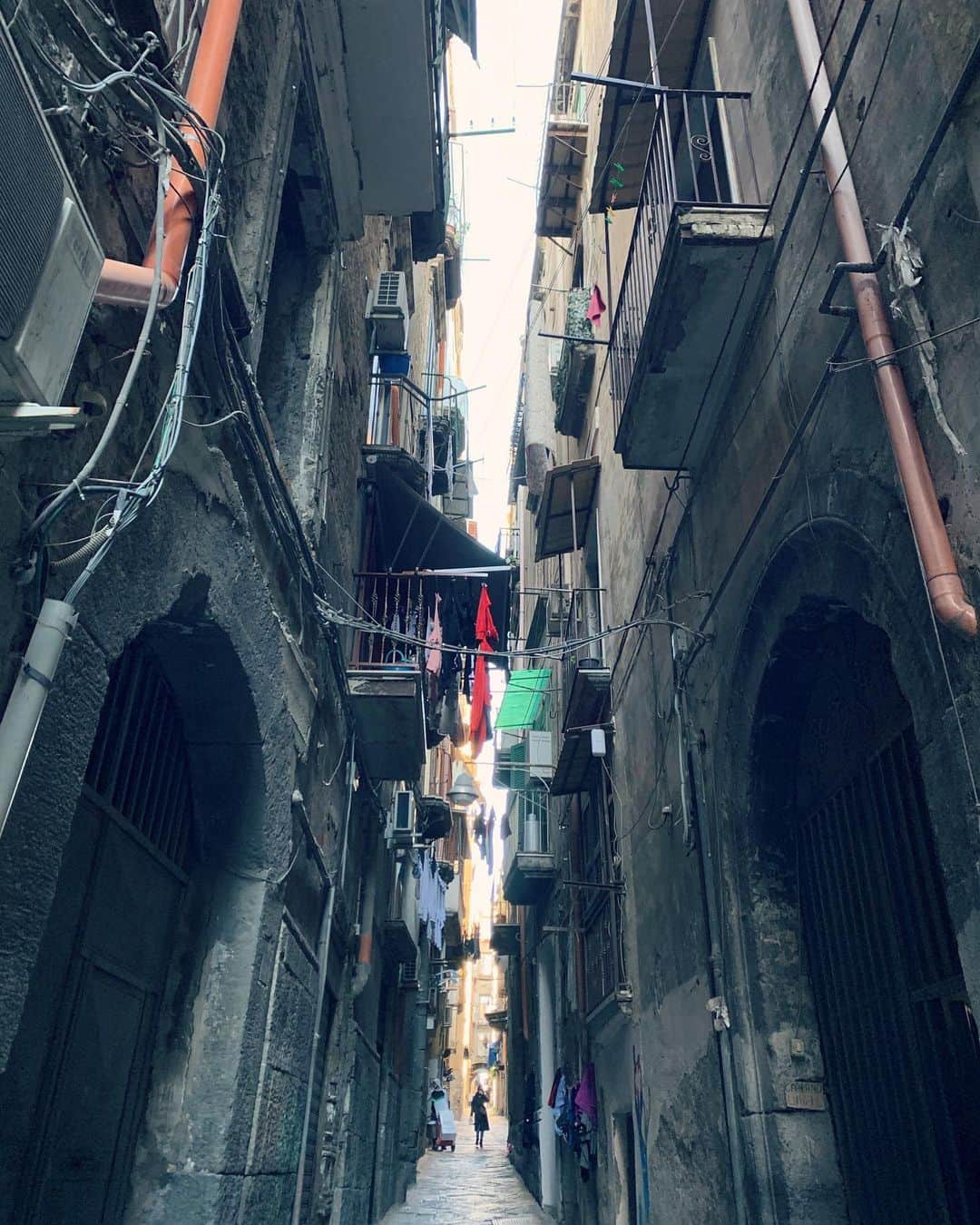 白洲迅さんのインスタグラム写真 - (白洲迅Instagram)「坂とか階段が好きです ナポリの街並みはもちろん綺麗なんだけど どこか生活感があって親近感わいたなぁ そんなことよりナポリピザに感動したけど🍕」1月19日 19時26分 - jin_shirasu_official