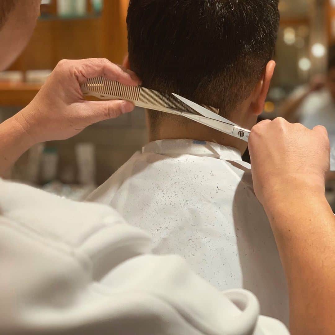 のインスタグラム：「FSC - DAIMARU SHINSAIBASHI BARBER💈  大丸心斎橋店のWEB予約が開始致しました。 HP BARBER RESERVATION よりご利用頂けます。 ※店舗間違いにご注意下さいませ。  #freemanssportingclub  #fscosaka #fscdaimarushinsaibashi  #barbershop #barber #mensgrooming #osaka #shinsaibashi #大丸心斎橋」