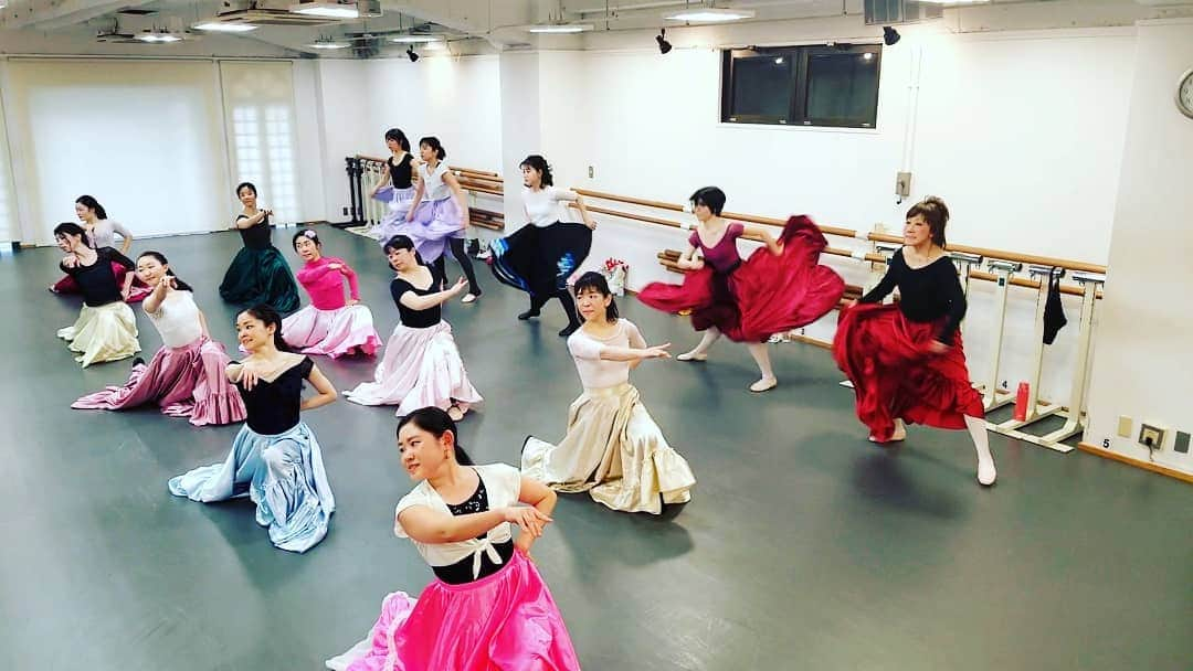 風花舞さんのインスタグラム写真 - (風花舞Instagram)「Chacott(日)ダンスplus、本日も終了しました。ご参加くださった皆さん、ありがとうございました。  新しいナンバー1回目。DL@目白でレッスンした曲ですが、Chacott用にところどころ変えています。 ちなみに、ダンスplusのレッスン曲は、生徒さんたちのリクエスト曲です。踊りたい曲のCDをお持ちいただき、目白&Chacottで順番にレッスンをしています。  いつもIGTVにChacott(日)レッスン最後に通して踊る動画をあげていますが、そこまでのレッスン過程も今日は少しアップしてみました。 通して踊るに至るまで、振りうつし、フォーメーション、カウントで練習(音なし)、音にあわせてブロックごとに、振りが進むにつれて最初の方を忘れていってしまうので、頭から出来ているところまで通したりと、何度も踊って、最後に通して踊るときに動画を撮っています。  IGTVは復習予習用、参考資料用に掲載していますので、スマホで確認したときに振りがわかるように、縦ではなくあえて横にして大きく見えるようにアップしています。 来週ご参加の皆さんは、今日はレッスン風景もありますので、どんなアドバイスがあったか確認してみてくださいね😉 来週はあと少し進んだら、頭からおさらいです。  事前予約制のクラスですので、Chacott渋谷スタジオにご予約お願いします☎️ 持ち物、曲名などはご予約の際にスタッフにお尋ねください。 ※IGTVに通し動画2本、レッスン風景3本あげています。 投稿ページのプレビューは数日後削除しますが、IGTVでは引き続きご覧いただけます  #Chacott#渋谷スタジオ#毎週#日曜日#ダンスplus#宝塚#ミュージカル#シアターダンス#ダンス#レッスン#クラス#dance#lesson#class#動画#IGTV#ロングフレアースカート#風花舞#レッスン風景」1月19日 19時35分 - kazahanamai_official