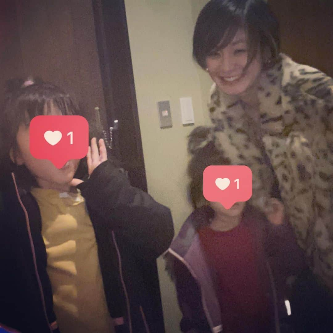 西山茉希さんのインスタグラム写真 - (西山茉希Instagram)「3つあったベット。 初めて二人が1つのベットで寝落ちた記念日。  母さんのびのび寝たものの、 深夜には両サイドがぎゅーぎゅーだったことは見逃すことにしよう。  #結局シングルに三人 #それもまたよし  無事帰宅。 くだらない動画が満載。 残しとこ。  #現代遊び #アプリではしゃがNight #3歳6歳34歳  やかましくてごめんなさい。 m(_ _)m」1月19日 19時36分 - maki.nshiyama50