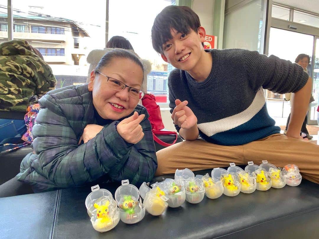 松丸亮吾さんのインスタグラム写真 - (松丸亮吾Instagram)「「わ、可愛い！ヒバニー出るまでやろ！」 そう言いながらガチャを回し続けた結果と、僕が回し続ける間ずっと隣で応援してくれた大阪のおばちゃんをご覧ください。3300円。」1月19日 19時43分 - ryogomatsumaru