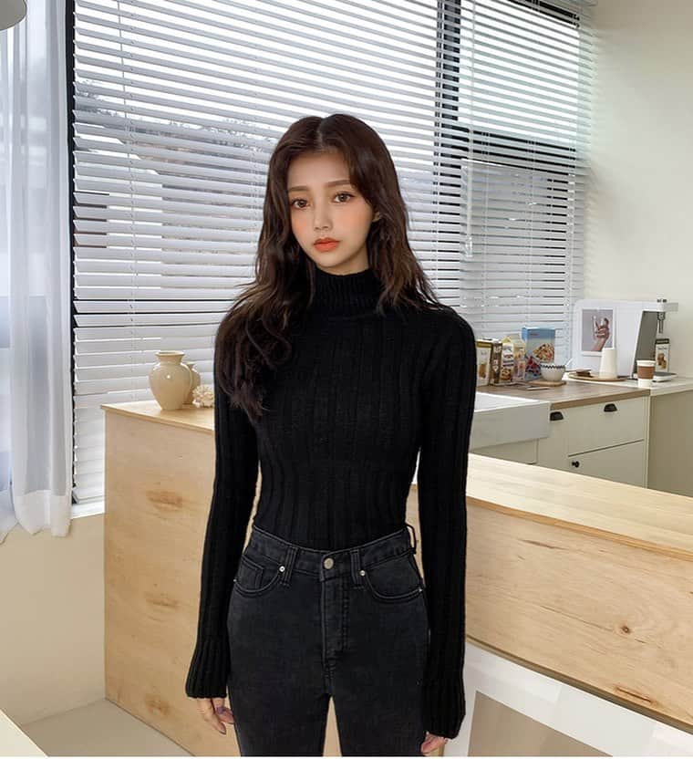 Chuuさんのインスタグラム写真 - (ChuuInstagram)「도톰해서 포근한 반폴라 knit🖤」1月19日 19時40分 - chuu_official
