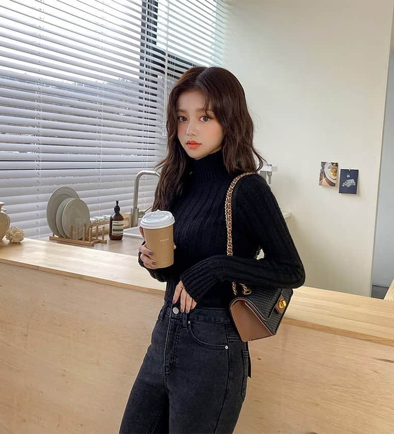 Chuuさんのインスタグラム写真 - (ChuuInstagram)「도톰해서 포근한 반폴라 knit🖤」1月19日 19時40分 - chuu_official