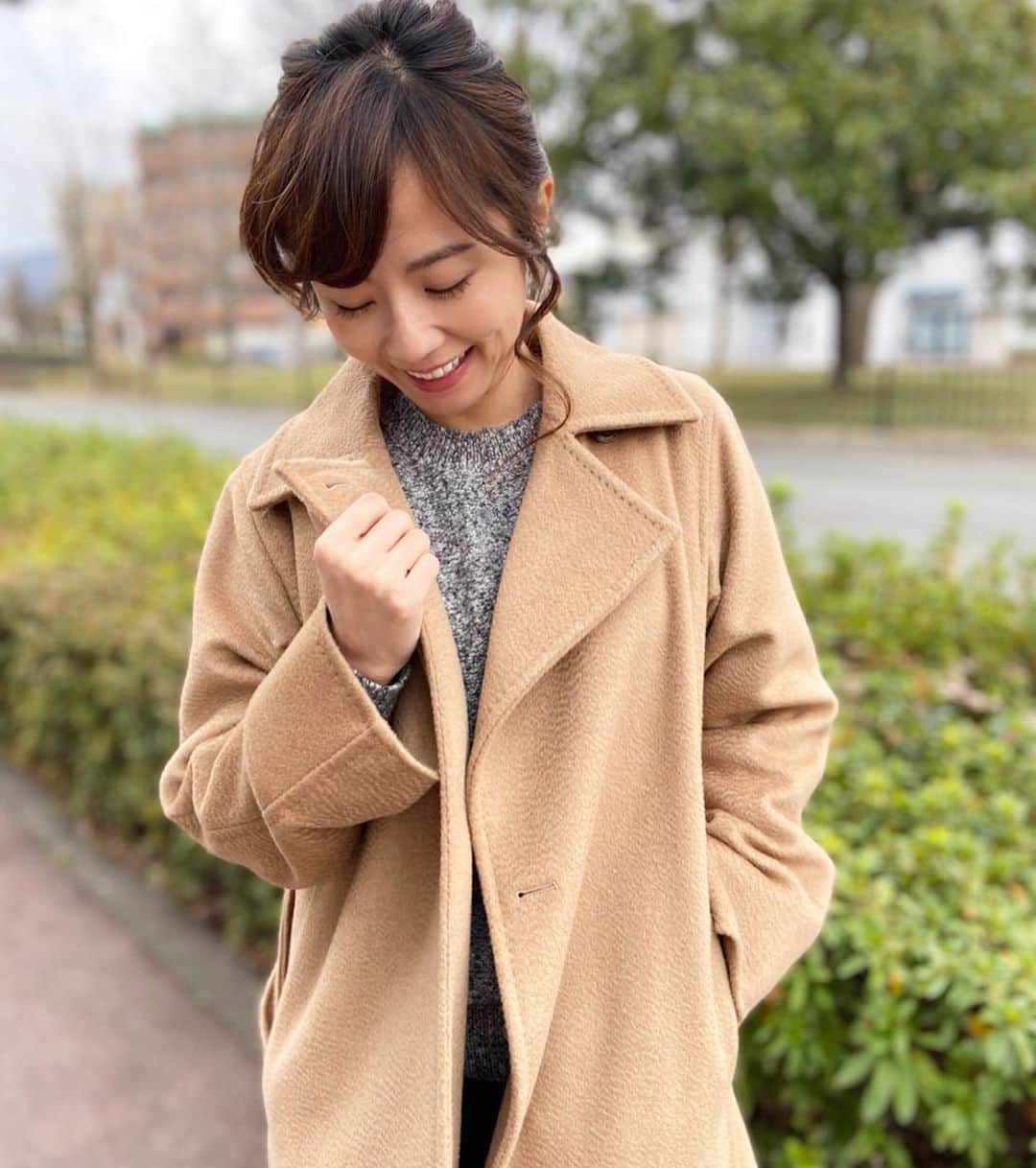 のインスタグラム：「☺︎ 超敏感唇なので基本ワセリンだけやけど 年齢とともに顔にも色がないと なんだかなぁー。。。なので まずはほんのり色付くリップで 一応思い切って一番発色のいいsheer redで挑戦！！ * ーーーーーーーーーーーーーー 商品名: ニベア リッチケア&カラーリップ カラー: シアーレッド 価格: 700円  ツヤ: ★★★★☆ 保湿力: ★★★★☆ 発色: ★★★☆☆ ポイント: 付け心地が柔らかく、程よく発色してくれるのでナチュラルに仕上がります。SPF20でPA++なので敏感唇さんでも気にせず使えます！ ーーーーーーーーーーーーーー #155cm #大人モテ #美容マニア になる #リップ #ニベア #保湿  #コスメ好きさんと繋がりたい  #コスメ #リップクリーム #アラフォー #アラサー #beauty #cosme #美容系商材お試し隊」