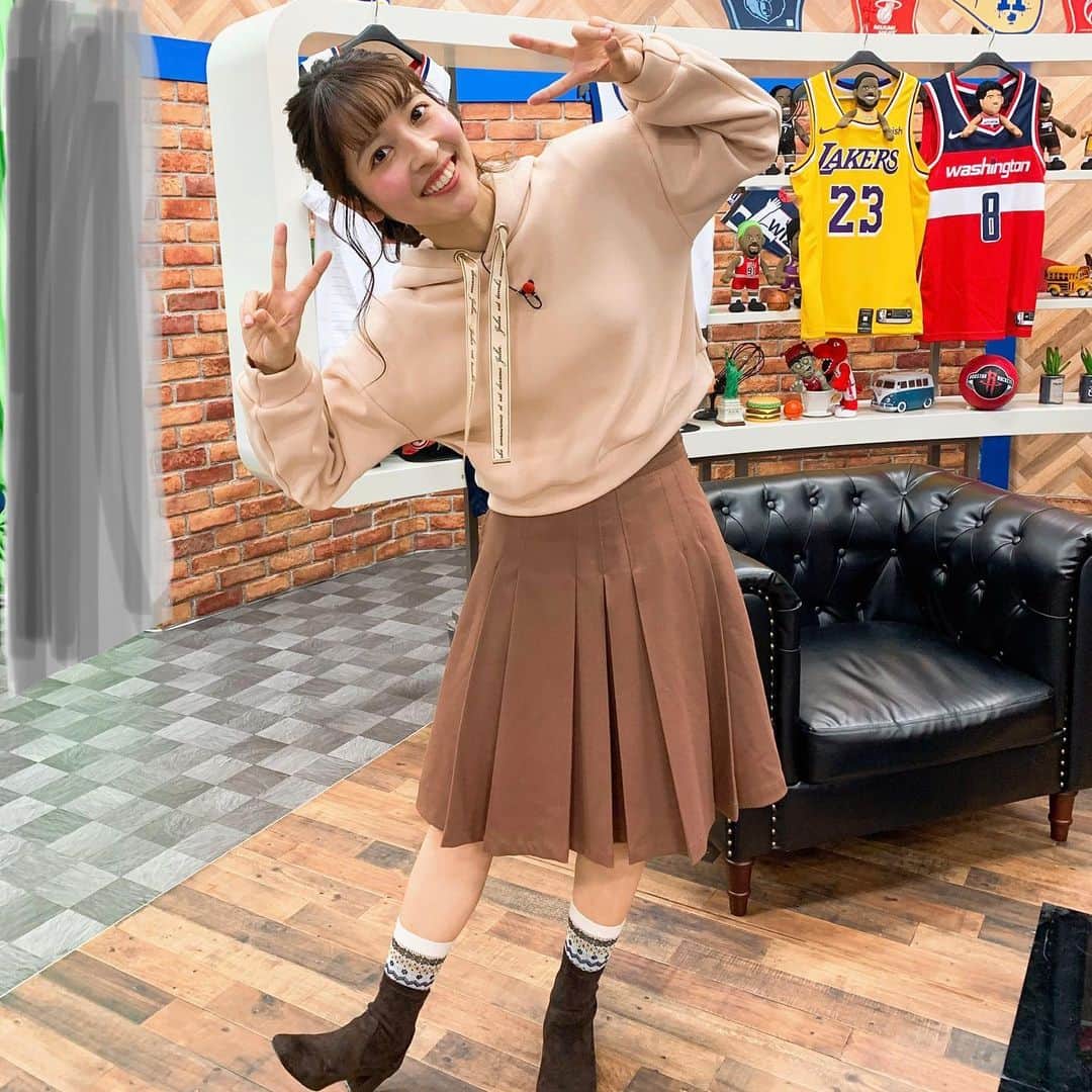 のインスタグラム：「#DAILY9 . 今日もカジュアルに決めてみました☺️ #Fint さんです . 今日の特集はマニアの皆さんお待ちかね！ #バッシュ 特集です🥳 やはり #シューズ にもたくさんお金をかけている！いろんなモデルがあるし、何足もあるのは見ててワクワクしますね！左右違うシューズを履いたり、蛍光色だったりとNBA選手だからこそのこだわりも。 #NBARakuten のアプリから無料でお届けします！今日も #グローバー さん と #中原雄 さん！お楽しみに〜！」