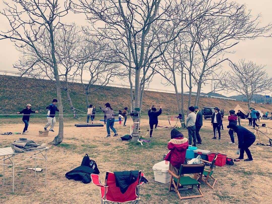 のインスタグラム：「本日の岡山スラックラインクラブは40名近くの参加❗️ どんどん増えてきてます😃 来月は2月16日予定。 県外の方もウェルカム。 詳しくは岡山スラックラインクラブで検索してね。  #岡山スラックラインクラブ #スラックラインリサーチ #OSC #スラックライン #スラックライン体験会 #初心者歓迎」