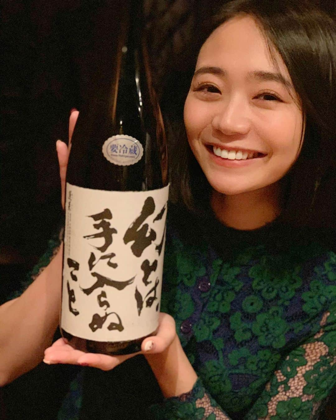 緑川静香さんのインスタグラム写真 - (緑川静香Instagram)「【しーたん日本酒録】﻿ ﻿ 渡辺酒造@岐阜﻿ 幻とは手に入らぬこと 超限定 生原酒﻿ ﻿ 蓬莱の渡辺酒造が限定3000本で醸すキレよく寄り添ってくれる熟成原酒。 ﻿手に入らぬものか〜…愛かな！…うざーーとかいって笑いながらキャッキャッしてる感じのやつください。 ﻿ ﻿ ﻿#しーたん日本酒録 #唎酒師 #日本酒 #日本酒女子 #渡辺酒造 #岐阜 #幻とは手に入らぬこと #限定酒 #生原酒 #sake #japanesesake #sakestagram #일본술  #ふくよかな旨味﻿ #コクもあって﻿ #あら美味しい﻿ #食事とのマリアージュがいがあるお酒﻿ #変化が楽しい﻿ #また前の画像を取り出してます笑 #撮影なう」1月19日 19時59分 - midorikawa_shizuka