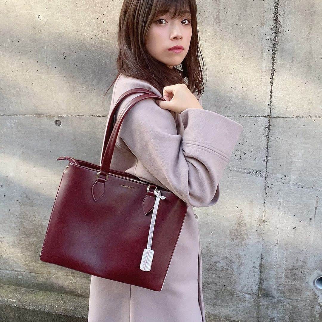 のインスタグラム：「. . 今日も一日お疲れ様〜☺️ . ずっとワインレッドのバック探してて、@happy_candle_official で可愛いの見つけたの！見てみてー！👏✨ . 荷物いっぱい入るし、見た目が上品で可愛くて一目惚れ！裾のチェックもオシャレなの〜💓 . ガーリーめなコーデの時に活躍しそう🥰 . . #happycandle #ハッピーキャンドル #ハピキャン #バック#コーデ #オシャレ #可愛い #今日のコーデ」