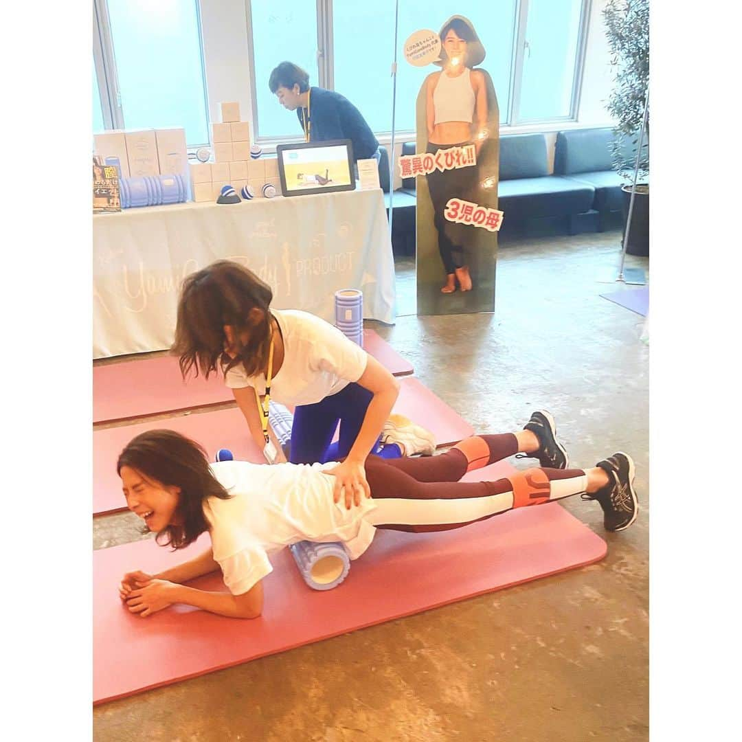 黒澤まさ美さんのインスタグラム写真 - (黒澤まさ美Instagram)「. 昨日は#ロフトレ展示会 へ。 #ユミコアボディ さんのブースで最近気になっている#筋膜リリース をしていただいて悶絶しています笑 #石井里奈 さんの#ヨガストレッチ を受けたり#プロテインスイーツ を試食したり、お正月太りを解決出来そうなことをたくさんさせていただきました！笑 暖かくなるまえにカッコイイボディを目指したいというみなさん、ぜひ#ロフト のサイト @loft_official をチェックしてみてくださいね👌🏻 . #PR #ロフトレ #ロフトレ2020 #ロフト展示会 #美ボディ #筋トレ女子 #プロテイン #プロテインチョコレート #プロテインボール #ダイエット #ボディメイク #yumicorebody #protein #proteinball #proteinsnacks #beauty #bodycare #pr #official #正月太り #筋トレ #展示会 #筋膜」1月19日 19時59分 - masami_kurosawa