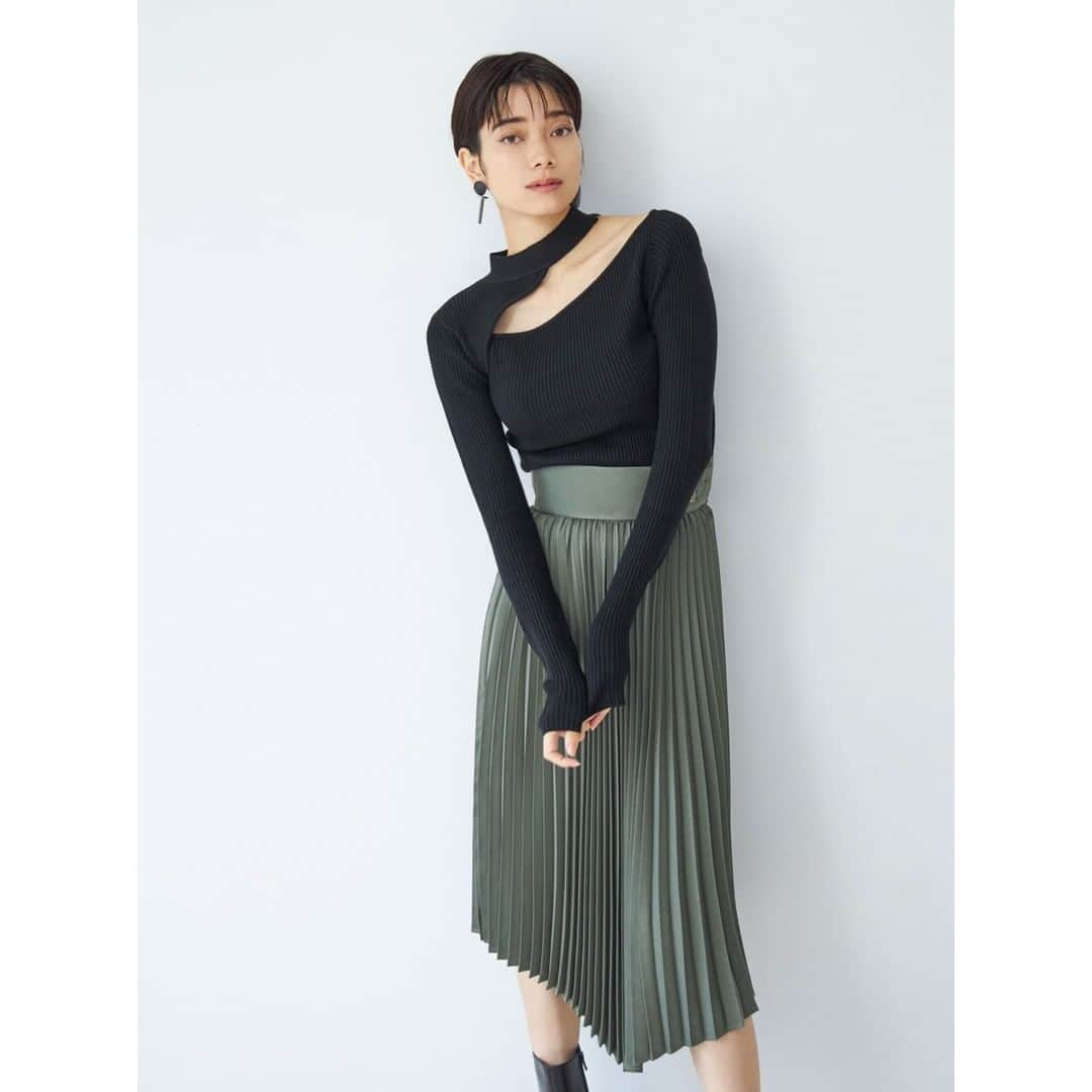 EMODAさんのインスタグラム写真 - (EMODAInstagram)「ㅤㅤㅤ 2020 EMODAㅤㅤ  ㅤㅤㅤ -January- ㅤㅤㅤㅤㅤㅤ ㅤㅤ ・CUTTING TIGHT KNIT ¥4,900+tax ・SIDE BELT PLEATED MIDI SK ¥6,900+tax ・STONE ACRYLIC PLATE PIERCE ¥2,900+taxㅤㅤㅤㅤㅤ ㅤㅤㅤㅤㅤㅤㅤㅤㅤ  ㅤㅤㅤㅤ 掲載アイテムは 公式WEB STORE RUNWAYchannelにて🛒 プロフィール( @emoda_official )のURLからチェック✔ ㅤㅤㅤ  ㅤㅤㅤ #EMODA #RUNWAYchannel @emoda_snap ㅤㅤㅤㅤ」1月19日 20時00分 - emoda_official