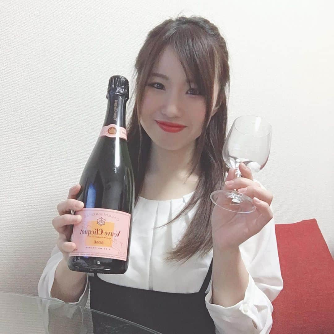 鈴木美南海さんのインスタグラム写真 - (鈴木美南海Instagram)「滅多にないお酒の投稿😂 せいぜいカシオレくらいかもね😜 ． お友達のお誕生日祝いさせてもらいました🥰 中々こういうのできないからちょっと嬉しかった！！ この一年は、友達とか周りの人も今まで以上に大切にしたいな🤗 人との出会いを大切に！！ 近い存在でいたいです😝 . #鈴木美南海 #女優 #俳優 #役者 #演者 #actor #newgatetokyo #芸能 #渋谷 #shibuya #新宿 #shinjuku #東京 #tokyo #お洒落さんと繋がりたい #お洒落 #おしゃれ #自撮り男子 #自撮り女子 #お酒 #シャンパン #champagne #お酒弱い」1月19日 20時02分 - u_minami_official