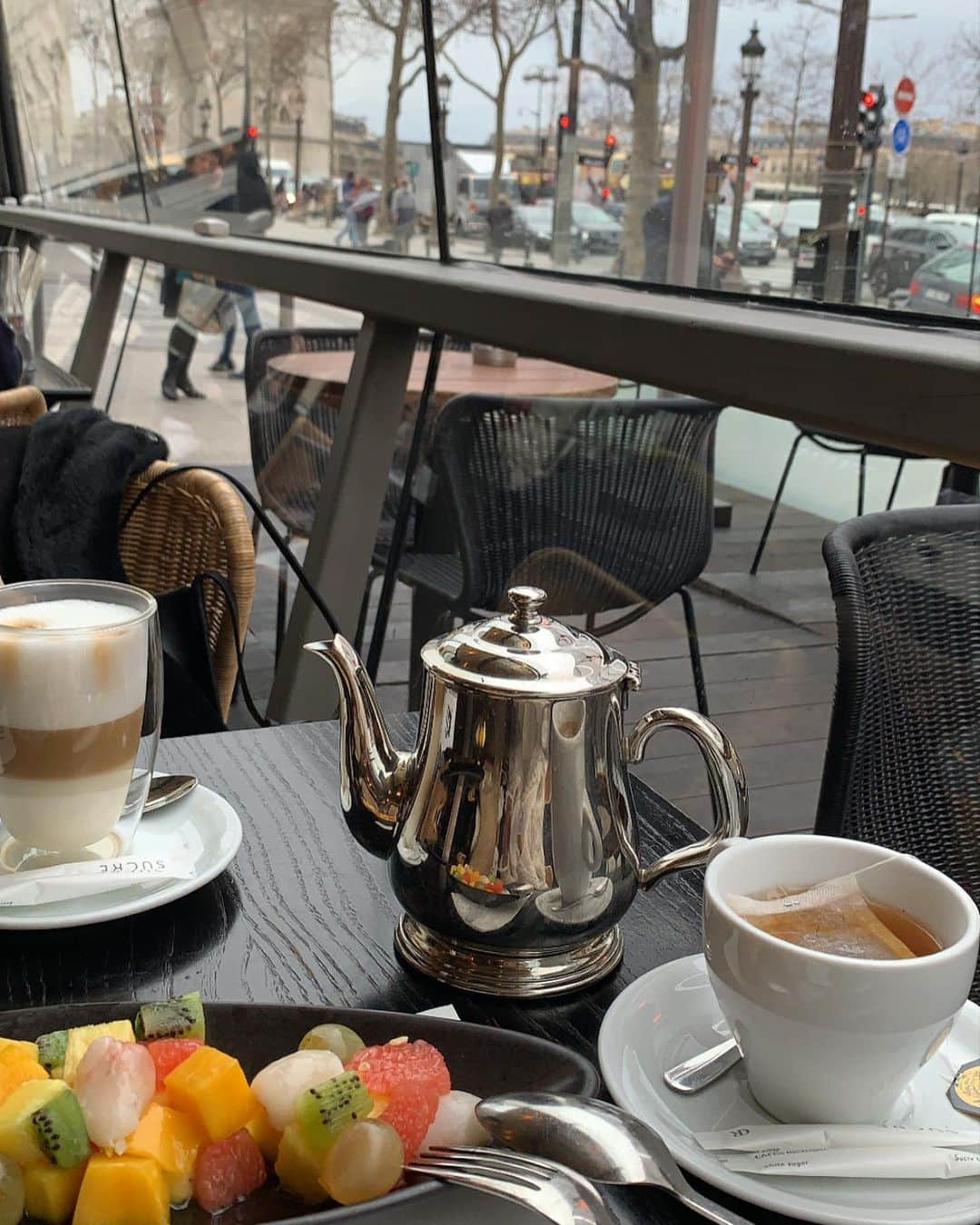 蓼沼楓さんのインスタグラム写真 - (蓼沼楓Instagram)「いっぱい歩いたから友達と合流して可愛いカフェでお茶♡ #paris #LeDrugstore」1月19日 20時04分 - pyon_sta