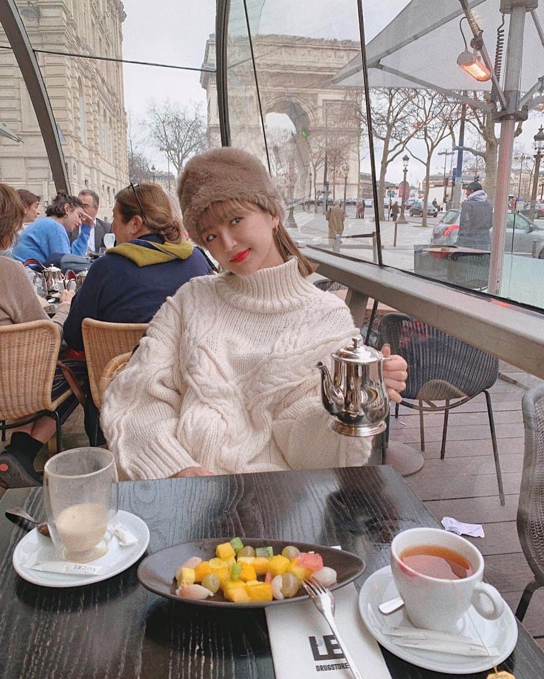 蓼沼楓さんのインスタグラム写真 - (蓼沼楓Instagram)「いっぱい歩いたから友達と合流して可愛いカフェでお茶♡ #paris #LeDrugstore」1月19日 20時04分 - pyon_sta