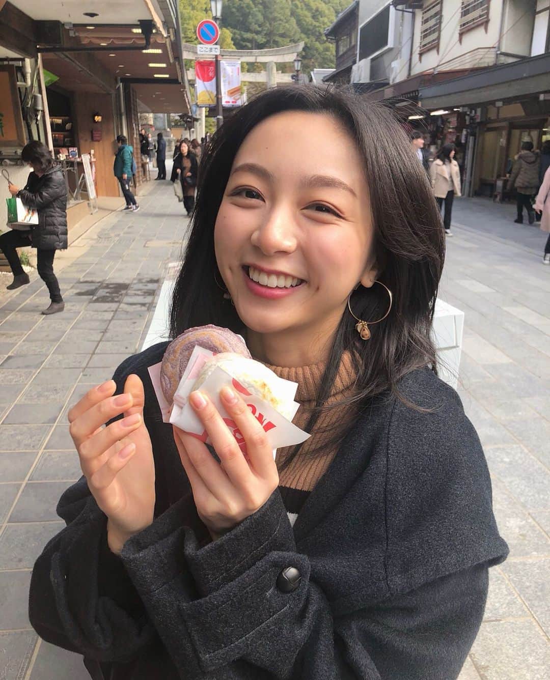 のインスタグラム：「⠀ 美味しい食べ物は人を幸せにしてくれる👼⠀ ⠀ 手に持っているのは、#梅ヶ枝餅 でございます。(笑)⠀ ⠀ お米の甘みが強いので、しつこくなくて一瞬でペロリ🤤笑⠀ お土産としても買ってしまいました(笑)⠀ ⠀ おススメです🙆🏻‍♀️ ⠀ 私は本当に甘いものが大好きで…w卵焼きは出汁も好きだけどお砂糖派。カレーは甘口。アイスはほぼ毎日食べます…。笑⠀ ⠀ だから、九州のお醤油が甘いのは私にとっては最高でした😭❤︎⠀ (ちなみにお醤油もお土産として買いました)⠀ ⠀ 皆さんも福岡で太宰府天満宮へ行ったら梅ヶ枝餅食べてみてくださいね😊⠀ ⠀  Good food makes everyone happy, right?⠀ ⠀ Here I’m holding some rice cakes and they were really good that I bought them for souvenirs haha⠀ ⠀ I could taste the sweetness of rice and the red beans which was just right😍⠀ ⠀ I have such a sweet tooth...I eat ice cream almost everyday even if it’s freezing cold outside lol⠀ ⠀ I really enjoyed traveling WITHIN Japan this time:)⠀ ⠀ #traveling #japan #fukuoka #ricecake #delicious #sweet #国内旅行 #福岡 #大分 #太宰府天満宮 #梅ヶ枝餅 #美味しい #국내여행 #후쿠오카 #일본 #맛있는 #떡 #행복」