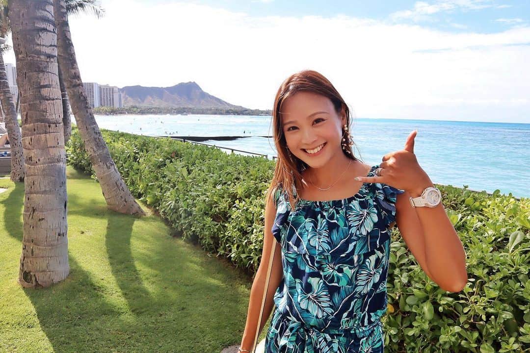 のインスタグラム：「.﻿ ハワイから日本に帰る日に撮った写真📸﻿ シェラトンワイキキのプール横で撮りました🌴﻿ ﻿ ﻿ 最終日ということで、日焼け止めも一応塗っているのですが、顔も体も焼けて真っ黒でした💁🏾‍♀️﻿ オイル塗ってる人よりも焼けます🤪﻿ 赤くならずに、一気に黒くなるタイプです🙋🏿‍♀️﻿ ﻿ ﻿ 普段通りのファンデーションを使うと、顔だけ白くなってしまうので、焼けたときは暗い色のファンデにしています😇﻿ 最近愛用してるのはIPSA @ipsa_jp のパウダーファンデで、それほど焼けていないときはN101というカラーが良いのですが、焼けたときはN103という1番暗いものを使います😁﻿ このファンデは「メインカラー」と「ダークカラー」の2色になっていて、使い分けることで立体感が出るそう🙌﻿ 私はそんなうまく使いこなせてないけど🤣﻿ あと、このファンデはパフではなく、ブラシでの使用を推奨されているんです✨﻿ ブラシだとフワッと軽い感じで仕上がります😊﻿ 私は崩れにくくて、カバー力も適度にあって、IPSAのファンデ気に入ってます💕﻿ ﻿ ﻿ そして焼けまくった私を見て、お仕事でお世話になってる方がTrilogy @trilogyproducts.jp のローズヒップオイルをプレゼントしてくださいました😆﻿ 日焼け後のアフターケアにも効くそう😋﻿ 商品は知っていたけど使うのは初めて🤗﻿ これすごい良いですねー😍﻿ 香りが苦手な方もいるみたいですが、私は全然気にならず👍﻿ このオイルを使いながら、頬骨とかもマッサージすると、目の疲れも緩和されます😳﻿ そして肌の調子もすごくよくなります✨﻿ 日焼け後だけでなく、今の乾燥してる時期にもとってもオススメ❤️﻿ なくなったら買おうかなと思ってます😊﻿ . #hawaii #hawaiistagram #hawaiilove #hawaii🌺 #hawaiibestphotos #diamondhead #waikikibeach #canoneoskissm #eoskissm #ipsa #trilogy #cosme #sheratonwaikiki #cosmetics #ハワイ #ハワイ旅行 #ハワイ好きな人と繋がりたい #旅行好きな人と繋がりたい #シェラトンワイキキ #ダイアモンドヘッド #イプサ #ファンデーション #トリロジー #トリロジーローズヒップオイル #オーガニックコスメ #コスメ #美容液 #ミラーレス一眼」