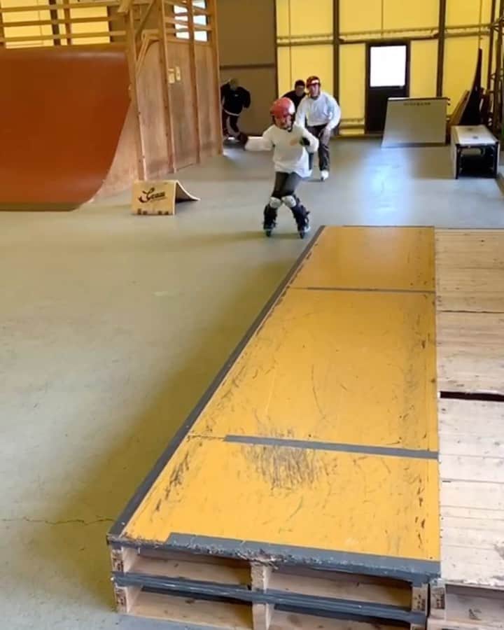 のインスタグラム：「Express train🚅 with... @mei_mei_1126_  @aoi_iwama0903  @ninjagentoku  レッスン後にハイレベルで楽しい遊び！ 🎥 @senaramp . ・ @usdskates  @goodskates_inc  @canamonroad_japan  @lzbn_official  @papasu1048」