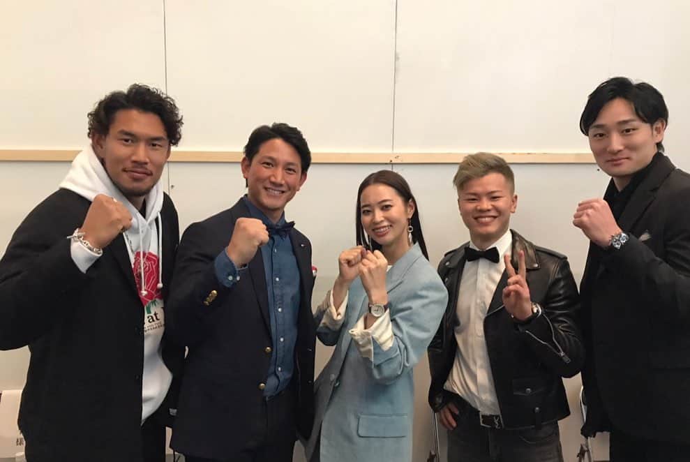 那須川天心さんのインスタグラム写真 - (那須川天心Instagram)「第8回Safari Athlete Dresser Award に選ばれました！ お洒落って言ってもらえるのは凄く嬉しいです😆 普段はストリート系の服がメインなのですが今日はカッチリと！✨ とても楽しかったです！ 来てくれた皆さんありがとうございました！ #Safari #アスリートドレッサーアワード #二枚目 #みんなファイティングポーズなのに #おれだけピース笑 #三枚目 #小林選手 #プロスピで使わせてもらってます」1月19日 20時24分 - tenshin.nasukawa