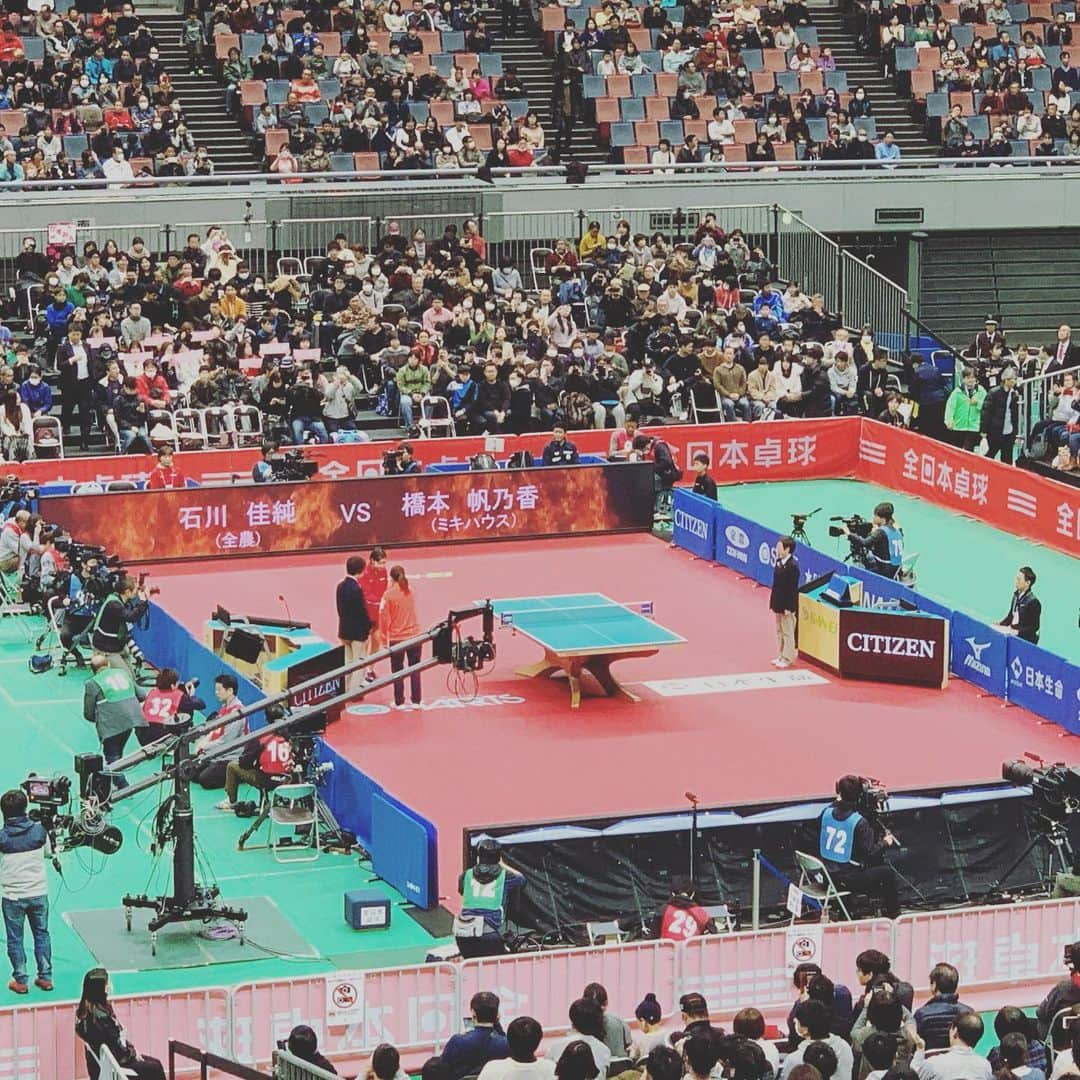 平野 早矢香さんのインスタグラム写真 - (平野 早矢香Instagram)「全日本卓球選手権大会最終日🏓 男女シングルスのチャンピオンが決まりました✨ 男子シングルス　#宇田幸矢選手　高校生チャンピオンが誕生🏆張本選手との決勝戦は本当に見応えがありました✨最後まで自分の戦術を信じ攻めの形を貫いたことが、勝利に繋がったのではないかと思います👏👏👏 女子シングルス　#早田ひな選手　伊藤選手そして石川選手を破っての優勝🏆今回は早田選手自身が何度も悔しい思いをしてきた経験を生かし、冷静になおかつ大胆に堂々と戦っている印象を受けました✨ とにかく今日は朝一番の試合から最後の決勝戦まで一人一人が力を出し切ってぶつかりあった、本当素晴らしいハイレベルの試合ばかり‼️😆卓球人として、心を動かされる試合、目が釘付けになるような試合をたくさん観られたこと本当に嬉しく思います‼️‼️選手の皆さんに心から感謝です✨✨どの選手もこの経験が必ず次に繋がるはず👍いや繋げてほしいです👊👊👊私は選手達の応援団長としてこれからも応援し続けたいと思います📣選手の皆さん本当にお疲れさまでした‼️ 今夜1月19日(日) #テレビ東京 #スポーツウォッチャー  #22時54分 #生出演します」1月19日 20時24分 - sayakahirano0324