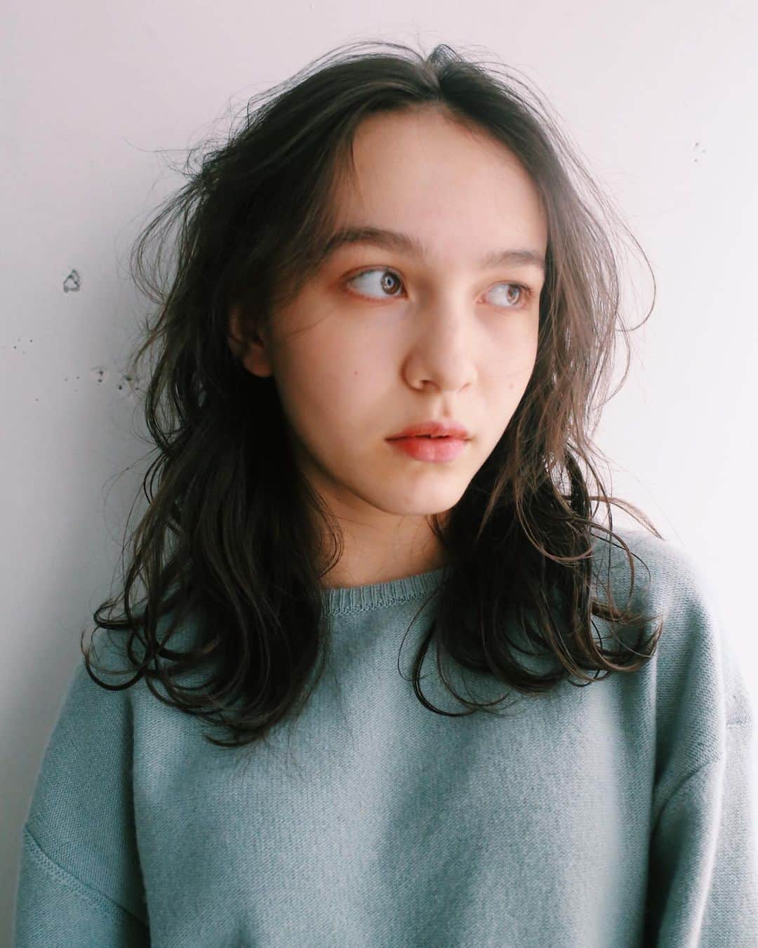 のインスタグラム：「. 明日の予約、少しだけ空きがあります◎ ご予約お待ちしてます💇🏼‍♀️ . 21.22日は連休いただいております🌿🌿 . #mihoc_hair #hairstyle #awesome_hair」