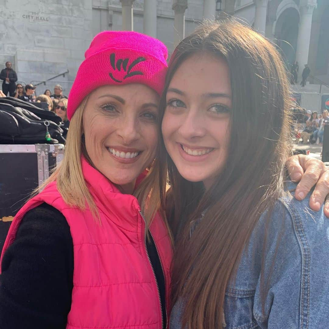 マーリー・マトリンさんのインスタグラム写真 - (マーリー・マトリンInstagram)「Speaking at the Los Angeles Women’s March today will be something I will never forget. #vote #womensrights #asl @liztannebaum @jennifersiebelnewsom @lea_thompson @rosannaarquette #francesfisher @womensmarch.losangeles @michellemmix @deena_katz 💜🤟💜🤟#isabelle #ella #sophia #jordansparks @nicoleleighyb 🤟🤟💜💜 #2020 @bellathorne」1月19日 11時25分 - themarleematlin