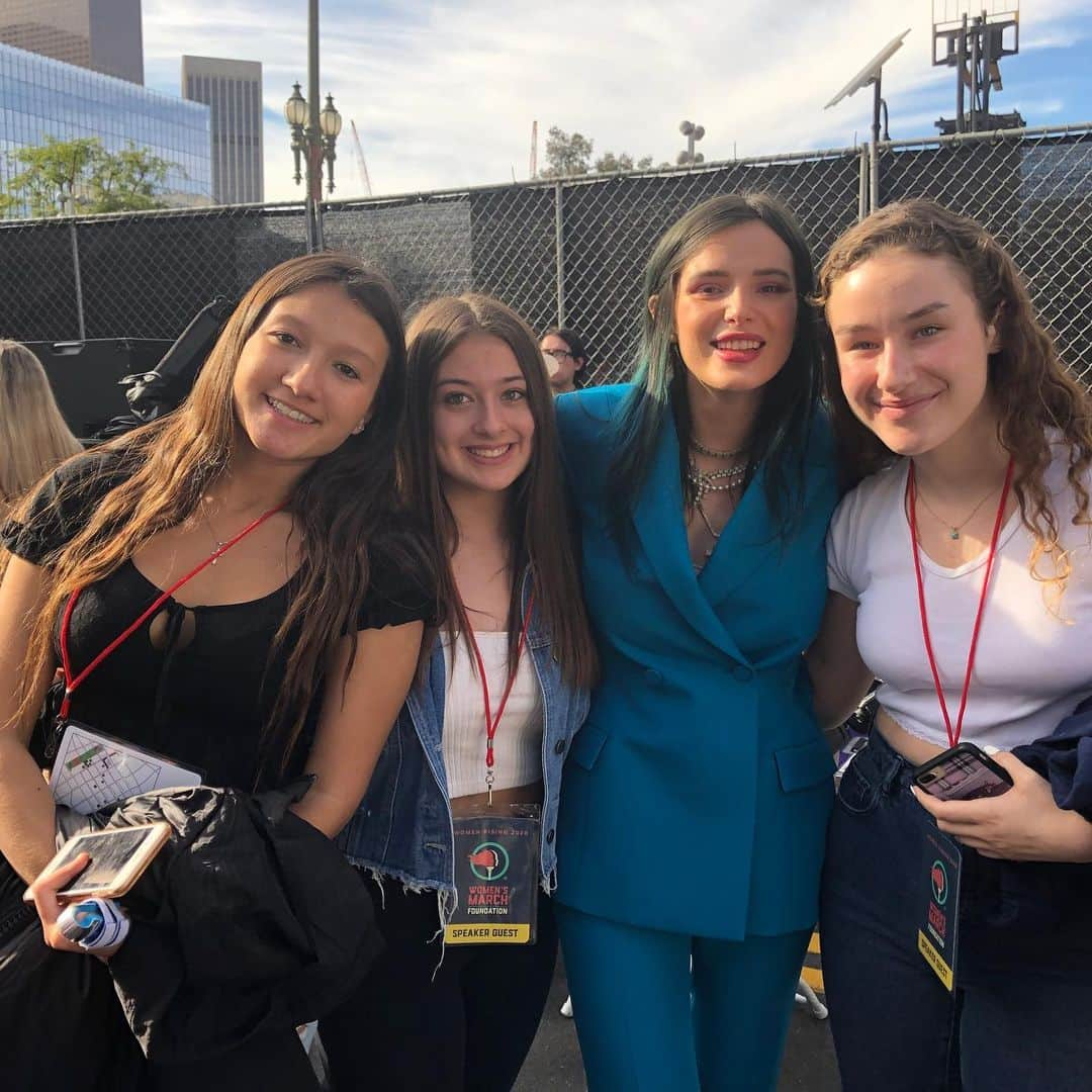 マーリー・マトリンさんのインスタグラム写真 - (マーリー・マトリンInstagram)「Speaking at the Los Angeles Women’s March today will be something I will never forget. #vote #womensrights #asl @liztannebaum @jennifersiebelnewsom @lea_thompson @rosannaarquette #francesfisher @womensmarch.losangeles @michellemmix @deena_katz 💜🤟💜🤟#isabelle #ella #sophia #jordansparks @nicoleleighyb 🤟🤟💜💜 #2020 @bellathorne」1月19日 11時25分 - themarleematlin